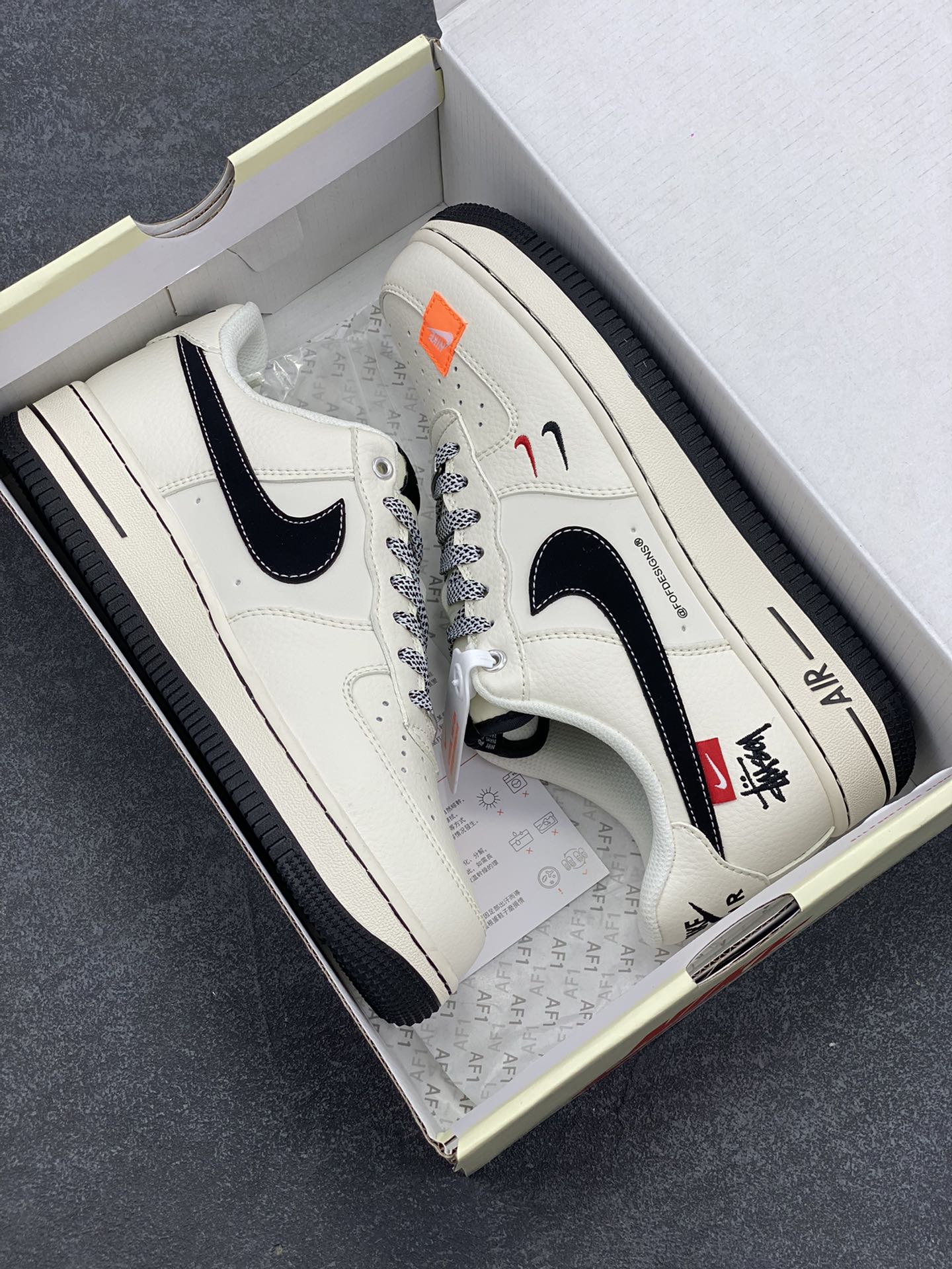 图片[9]-NIke Air Force 1 \’07 Low “斯图西联名–米黑织布标”空军一号 低帮 运动鞋 休闲鞋 折边针车 工艺难度大 原楦头原纸板 原装鞋盒 定制五金配件 内置全掌气垫 原厂鞋底 货号：SJ6698-011 尺码：36 36.5 37.5 38 38.5 39 40 40.5 41 42 42.5 43 44 44.5 45-选品中心