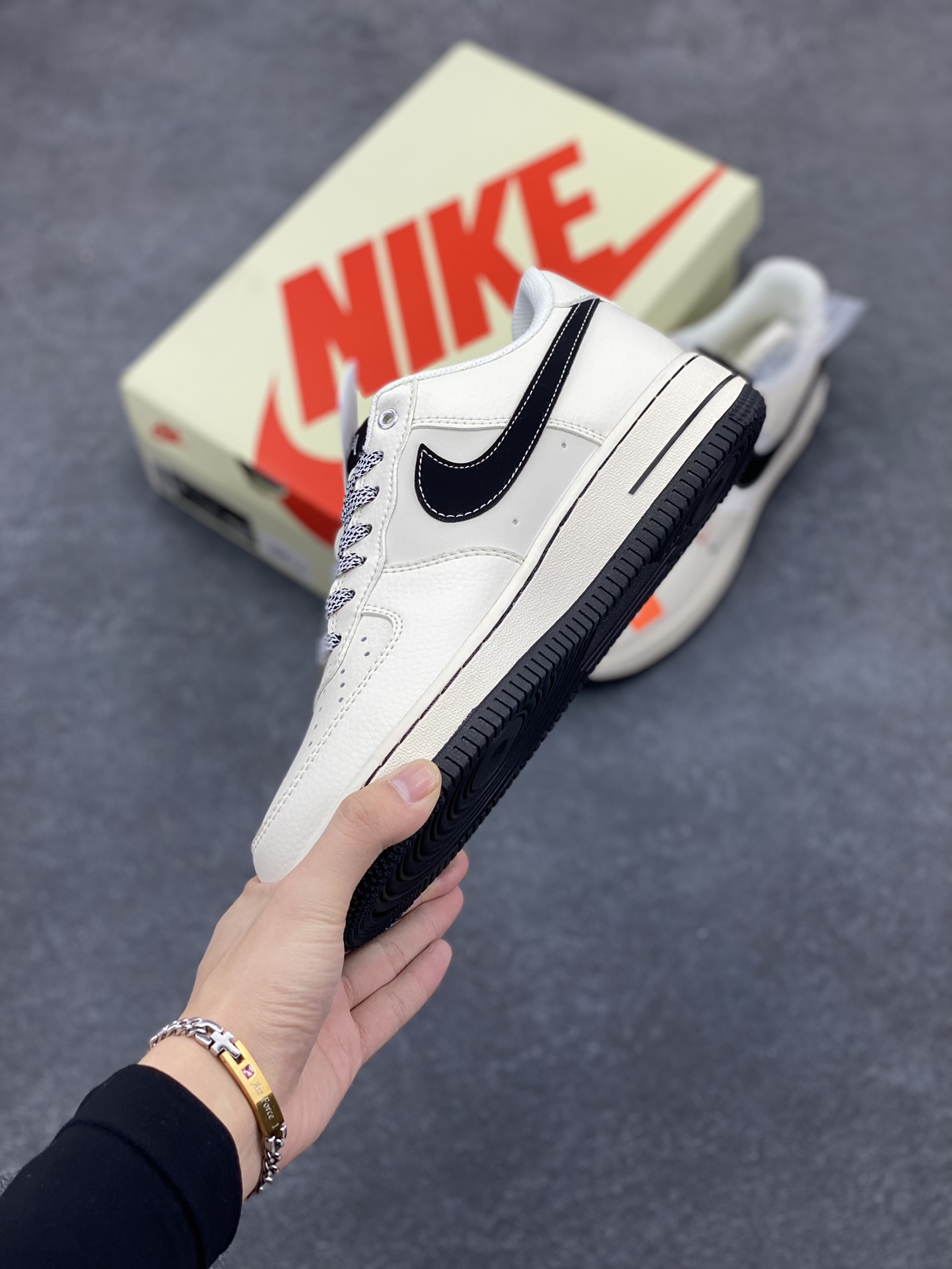 图片[3]-NIke Air Force 1 \’07 Low “斯图西联名–米黑织布标”空军一号 低帮 运动鞋 休闲鞋 折边针车 工艺难度大 原楦头原纸板 原装鞋盒 定制五金配件 内置全掌气垫 原厂鞋底 货号：SJ6698-011 尺码：36 36.5 37.5 38 38.5 39 40 40.5 41 42 42.5 43 44 44.5 45-选品中心