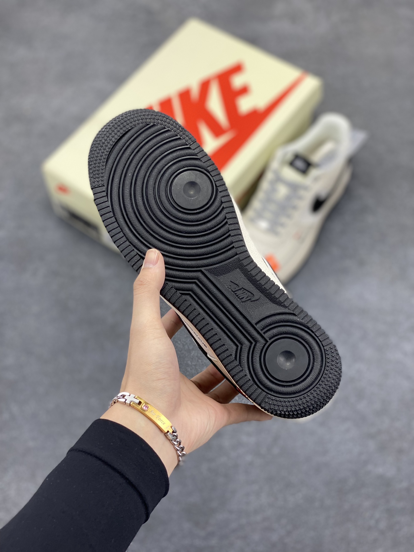 图片[5]-NIke Air Force 1 \’07 Low “斯图西联名–米黑织布标”空军一号 低帮 运动鞋 休闲鞋 折边针车 工艺难度大 原楦头原纸板 原装鞋盒 定制五金配件 内置全掌气垫 原厂鞋底 货号：SJ6698-011 尺码：36 36.5 37.5 38 38.5 39 40 40.5 41 42 42.5 43 44 44.5 45-选品中心