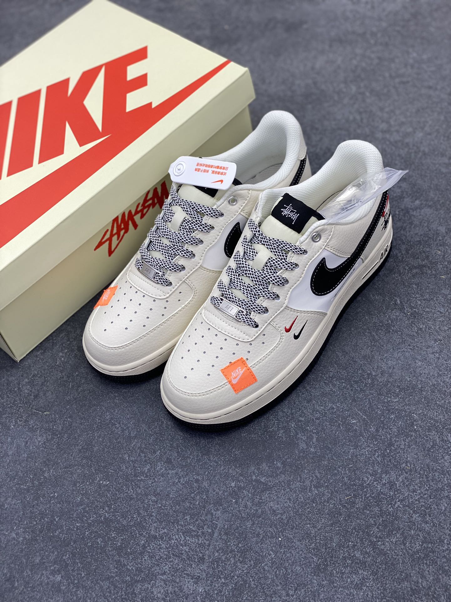 图片[8]-NIke Air Force 1 \’07 Low “斯图西联名–米黑织布标”空军一号 低帮 运动鞋 休闲鞋 折边针车 工艺难度大 原楦头原纸板 原装鞋盒 定制五金配件 内置全掌气垫 原厂鞋底 货号：SJ6698-011 尺码：36 36.5 37.5 38 38.5 39 40 40.5 41 42 42.5 43 44 44.5 45-选品中心