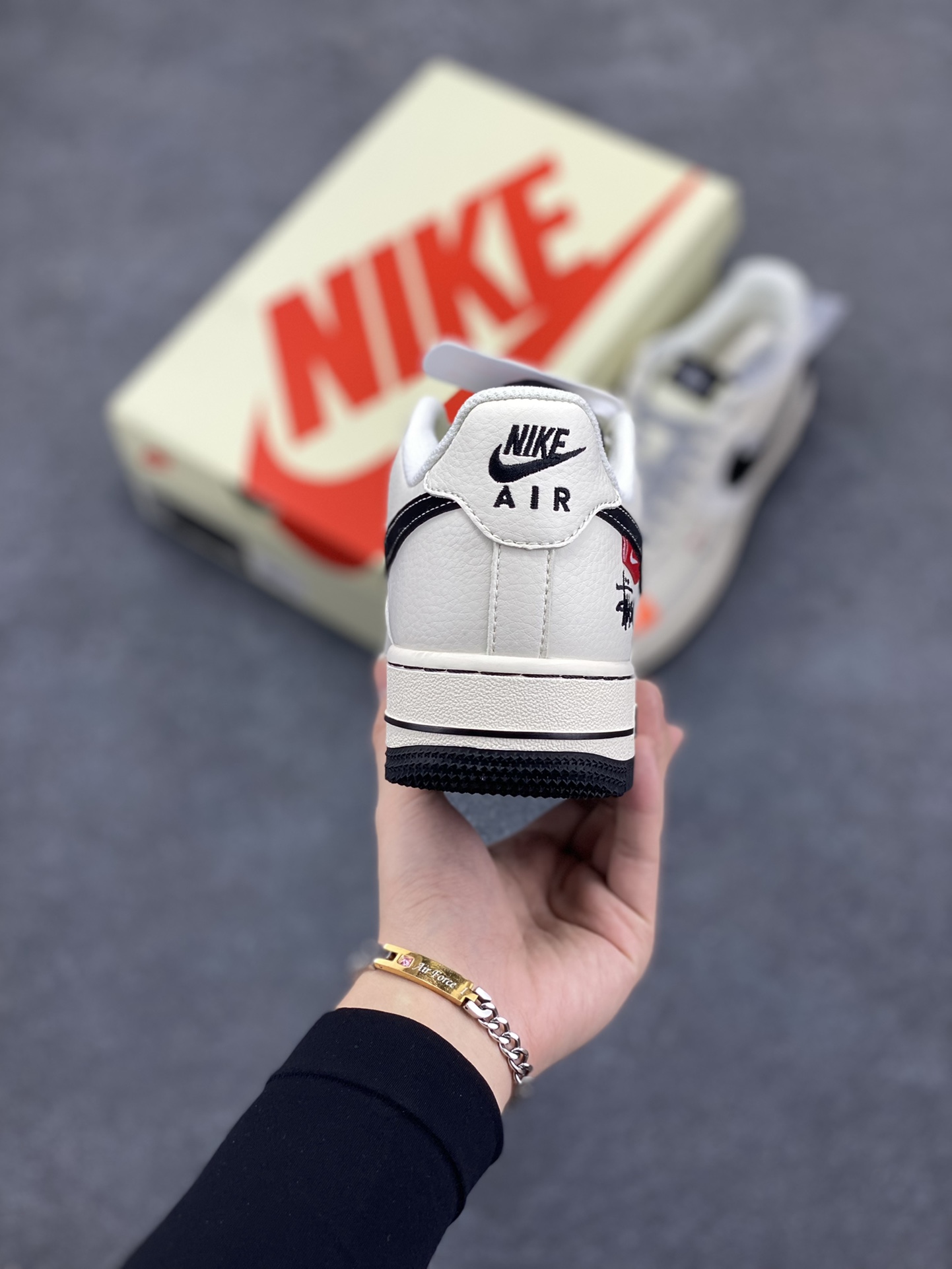 图片[4]-NIke Air Force 1 \’07 Low “斯图西联名–米黑织布标”空军一号 低帮 运动鞋 休闲鞋 折边针车 工艺难度大 原楦头原纸板 原装鞋盒 定制五金配件 内置全掌气垫 原厂鞋底 货号：SJ6698-011 尺码：36 36.5 37.5 38 38.5 39 40 40.5 41 42 42.5 43 44 44.5 45-选品中心