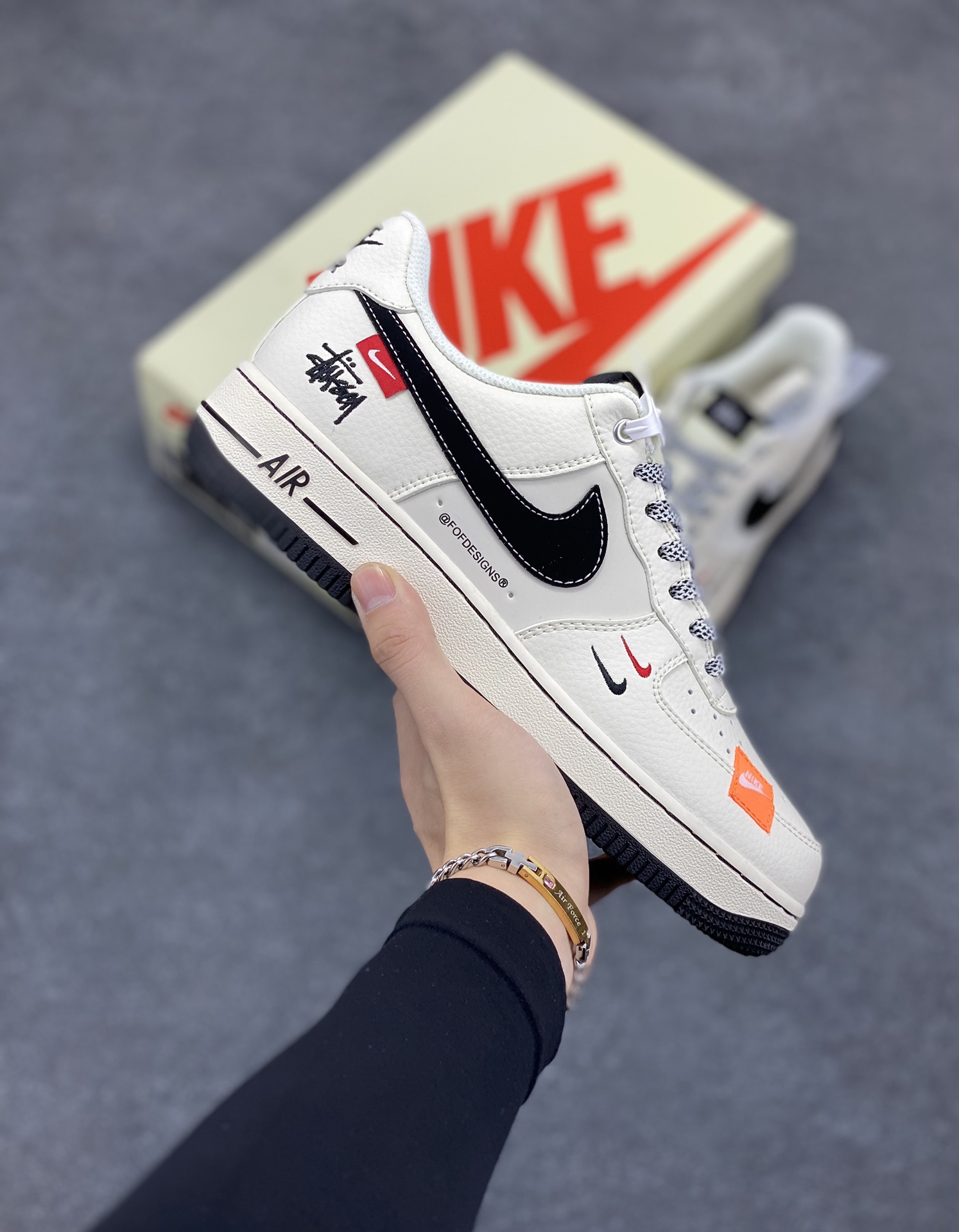 NIke Air Force 1 \’07 Low “斯图西联名–米黑织布标”空军一号 低帮 运动鞋 休闲鞋 折边针车 工艺难度大 原楦头原纸板 原装鞋盒 定制五金配件 内置全掌气垫 原厂鞋底 货号:SJ6698-011 尺码:36 36.5 37.5 38 38.5 39 40 40.5 41 42 42.5 43 44 44.5 45-选品中心