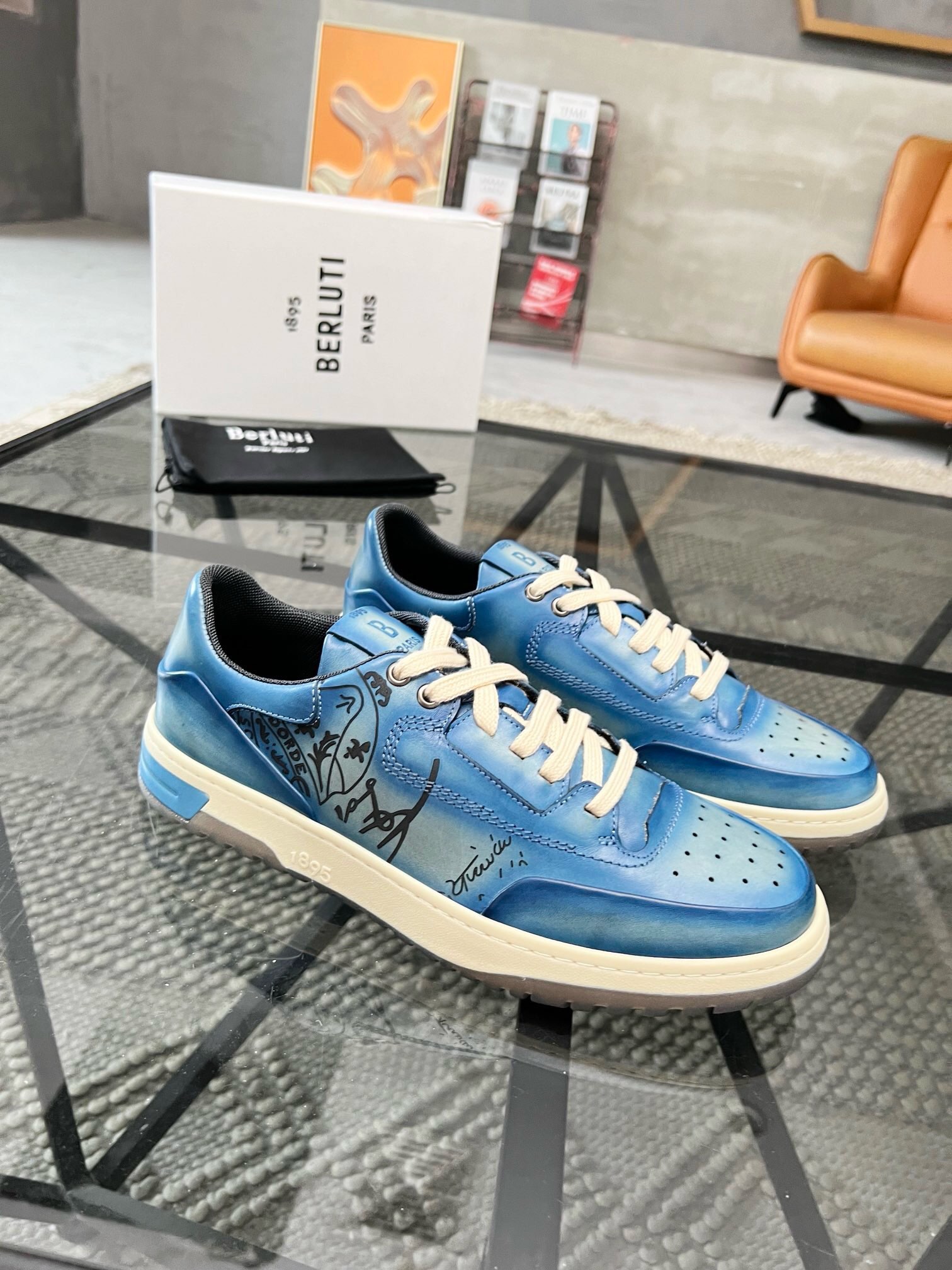 NO:220992,Brand Berluti Color Original Color Code Number 39-44 Standard Code Price Material Berluti 2025 New Model High-end Top · Original Single Ber* Berluti French Top Men's Shoes, Berluti's Brand's debut broke the convention and launched a new Edge last. This bold improvement of the iconic last is of great significance to its unique shape and width of the side. On Alessandro shoes, this angular outline is more perspective-like by Kris' bold and professional new Cloudy dyeing. It is both business and casual. Classic and fashionable!  The handwritten patterns on the shoe body add a lot of color, Berluti, christian louboutin, Dolce & Gabbana19860909品牌Berluti 颜色原版配色 码数39-44标准码 价格 材质伯尔鲁帝2025新款 高端 顶级·原单Ber*布鲁提法国顶级男鞋,Berluti品牌的首秀中打破常规,推出全新的Edge鞋楦.标志性鞋楦的这种大胆改良,对于其独特形状和边宽创意工作意义重大、在Alessandro鞋履上,这种棱角分明的轮廓经Kris大胆专业的全新Cloudy 染色显得更有透视感.既商务又休闲.经典时尚！鞋身的手写纹更为其增色不少,Berluti 布鲁提,christian louboutin,Dolce&Gabbana,Men's shoes