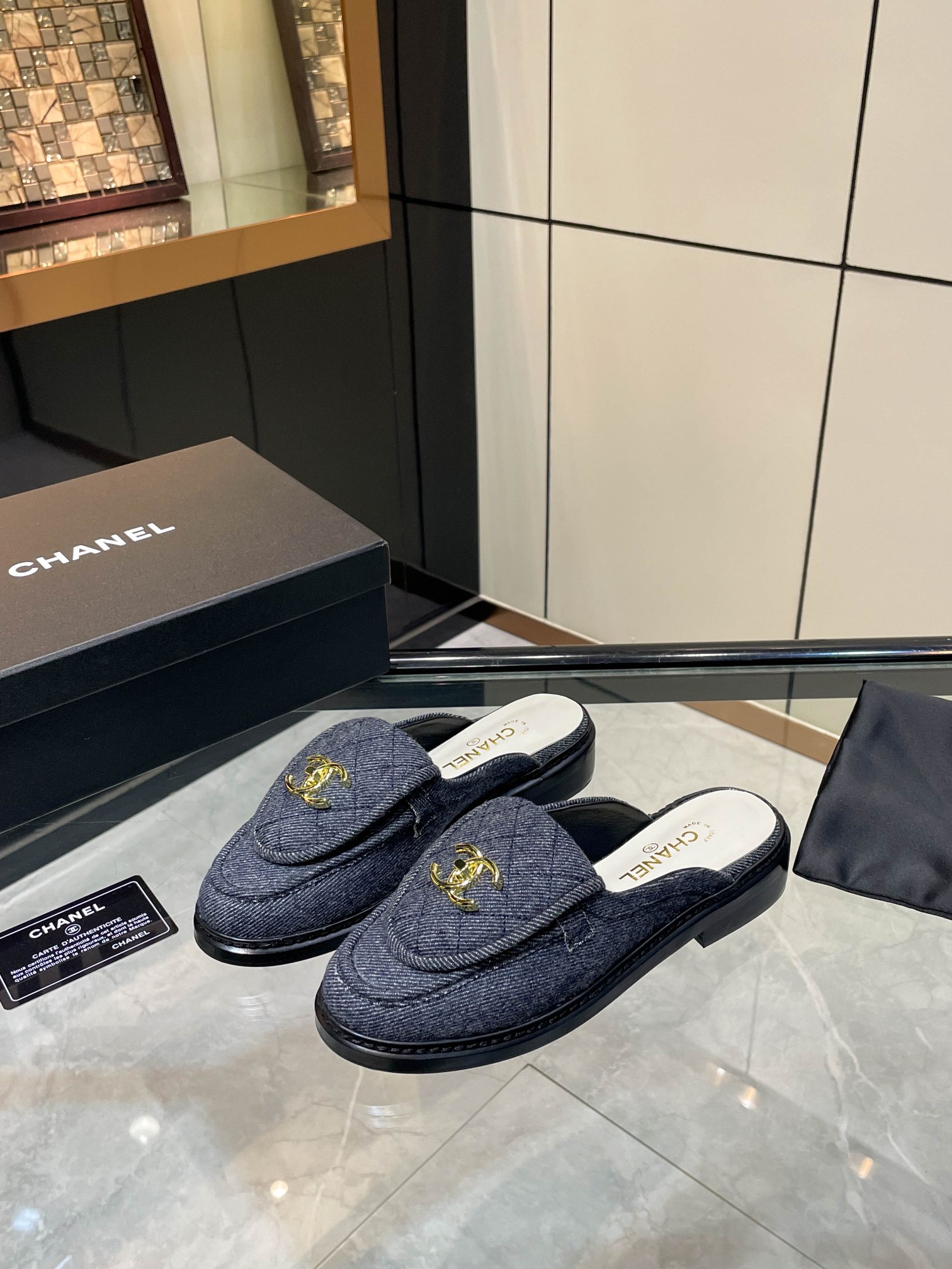 NO:227422,CC Xiaoxiang FW early spring new style bag-toe slippers single shoes four-season shoes series____ Xiang Grandma Spring essentials, goddess series, with the elegant and famous temperament of Xiangjia, super durable, irresistible, heart-wrenching... The upper color is made of original imported fabric, original mold opening hardware buckle electric embroidery, inner foot pad imported lambskin, high softness and comfort. The original mold opening rubber sole, original mold opening edge strip, (original edge strip car line, not the big sole car line) Size: 35-40, loafers, chanel, loafers, slippers, sheepskin19860909CC小香FW早春新款包头拖鞋单鞋四季鞋系列____香奶奶春季必备款,女神系列,拥有香家特色优雅名媛气质,超级耐看,让人无法抗拒,心动ing…… 鞋面彩用原版进口布料,原版开模五金扣电绣 内里垫脚进口小羊皮,柔软舒适性高 大底原版开模橡胶大底,原版开模沿条,（原版沿条车线,并非大底车线） 码数:35-40,乐福鞋,chanel,loafers,slippers,sheepskin,Women's Shoes