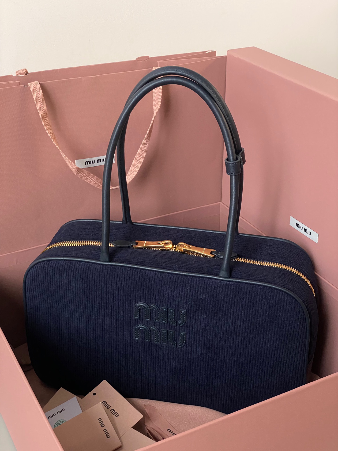 Miu Miu Corduroy Bowler Tas Marineblauw - Stijlvolle Handtas met Ruimte