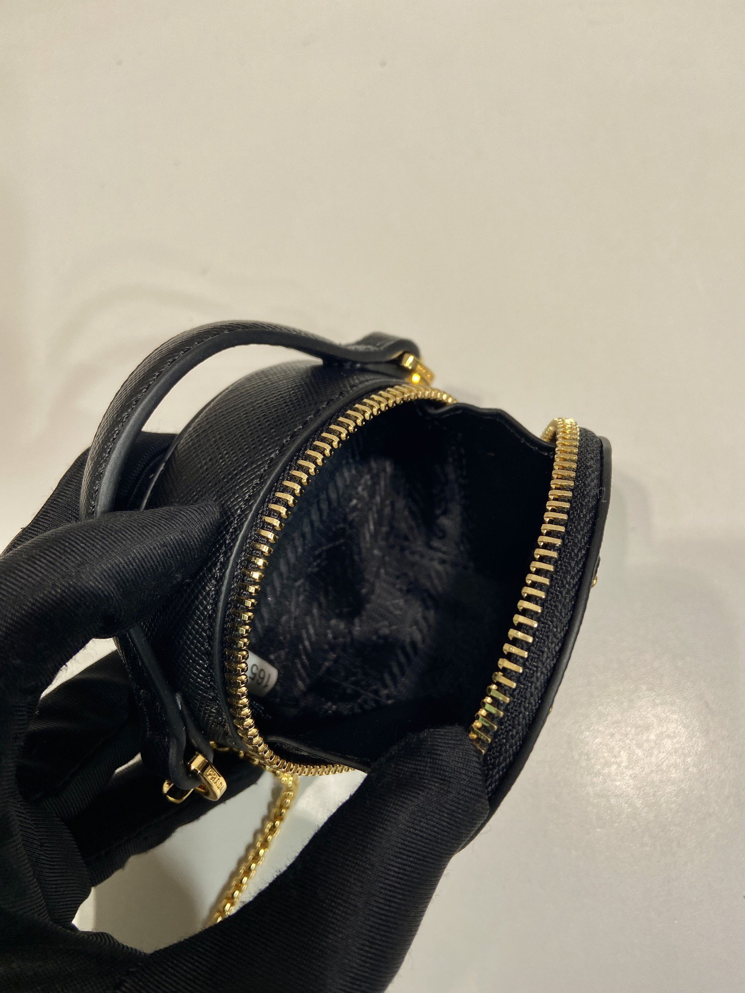 💰480🎉十字纹小圆包🎉1NR023🎉🎉
这款圆形迷你小包展现出现代而精致的廓形，采用十字纹牛皮，饰有闪闪发光的金属五金配件，搭配优雅的可拆式链条肩带，太可爱了😍上身效果非常吸眼，可仙可酷，难道你不心动😗😗，美妞们，赶紧入手吧，太美太可爱了😋😋
长8x高8x底3.5cm🎉🎉🎉👏👏👏