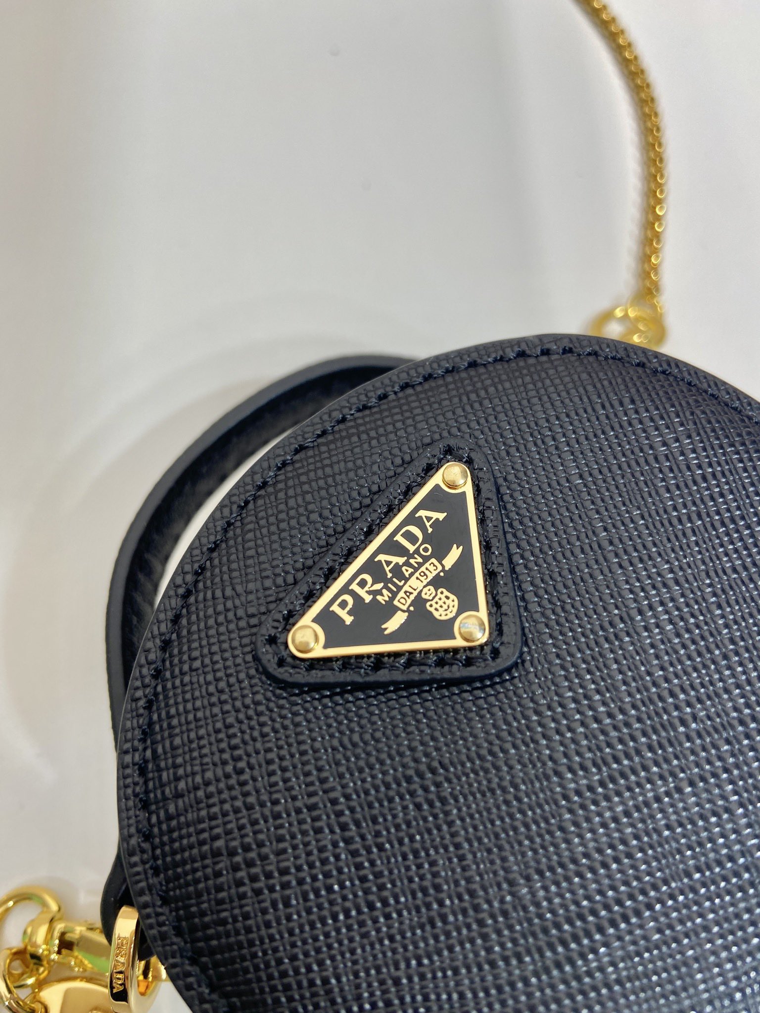 💰480🎉十字纹小圆包🎉1NR023🎉🎉
这款圆形迷你小包展现出现代而精致的廓形，采用十字纹牛皮，饰有闪闪发光的金属五金配件，搭配优雅的可拆式链条肩带，太可爱了😍上身效果非常吸眼，可仙可酷，难道你不心动😗😗，美妞们，赶紧入手吧，太美太可爱了😋😋
长8x高8x底3.5cm🎉🎉🎉👏👏👏