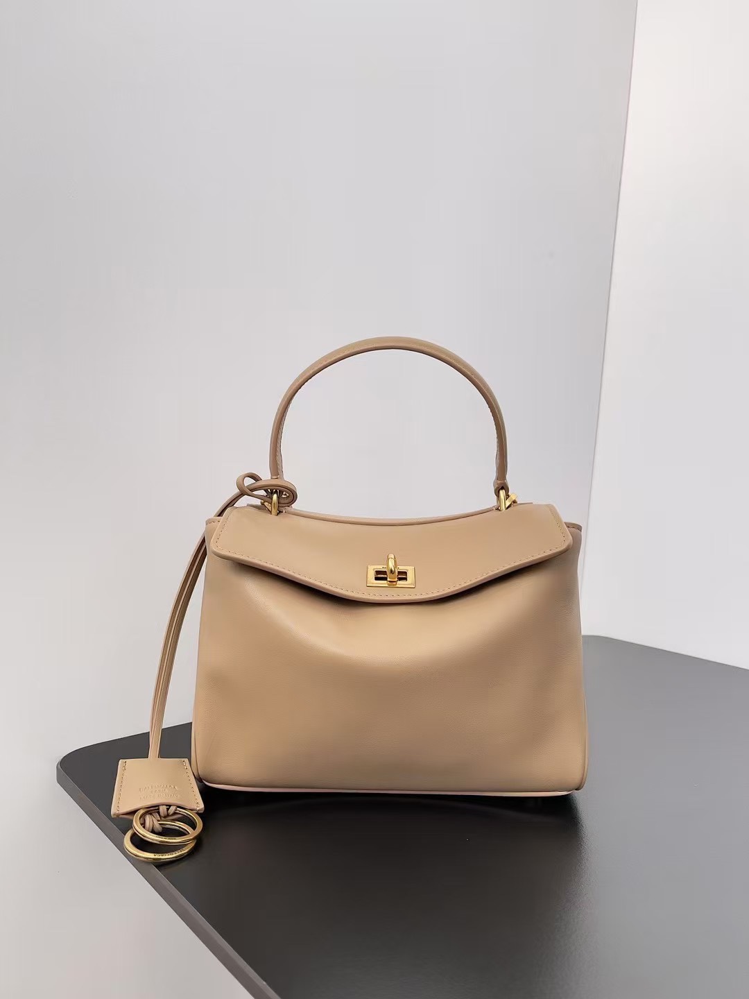 NO:204458,Authentic Mini Milk Tea *Rodeo mini number is really cute!  Cool and sweet!  The simple and soft bag body shows an irresistible fashion charm ~ the whole bag is soft but not collapsed, and it is OOTD style just by hand!  Low-key but very aesthetic~ It is super suitable for pursuing exquisite outfits!  Model 795456 Milk Tea Size Base Length 23xHigh 10xWidth 8cm, Balenciaga, balenciaga19860909正品级 迷你奶茶 *Rodeo mini 号真的太可爱了！ 又酷又甜的！简洁软糯的包身展现难以抗拒的时尚魅力～整包做到软而不塌 随手一拎就是 OOTD 范儿呀！低调却极具审美感～超级适合追求精致的穿搭呀！ 型号795456奶茶 尺寸底长23x高10x宽8cm,巴黎世家,balenciaga,Bag