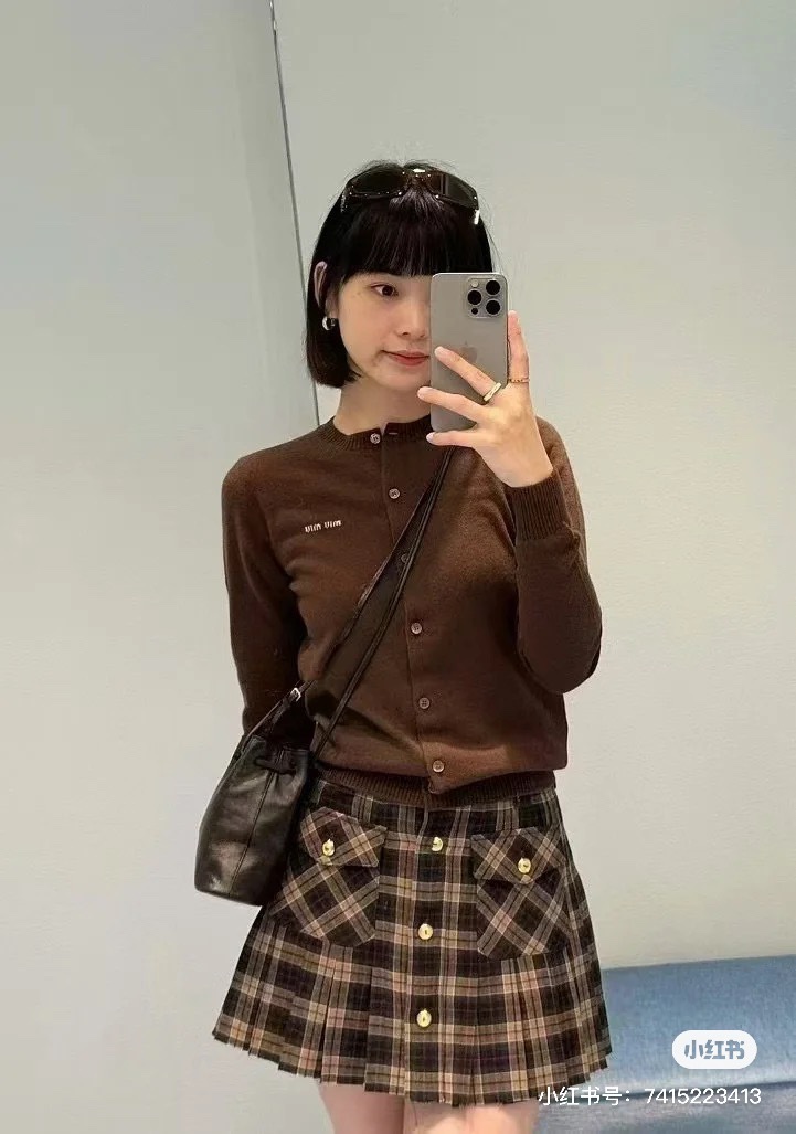 NO:621878,Style No. G24121182 MiuMi*Miaojia's new high-end customized cashmere wool yarn fabric, jacquard letter logo logo on the chest, fashionable hem round neck long-sleeved knitted cardigan top!  White, black, red, dark brown, 36.38.40 (38 size bust 92, sleeve length 65, dress length 61) hair,,miumiu,alexander wang19860909款号G24121182 MiuMi*缪家新款高端定制山羊绒羊毛纱线面料、胸前字母logo提花徽标时尚收摆圆领长袖针织开衫上衣！白色、黑色、红色、深咖色、36.38.40（38码胸围92,袖长65,衣长61）发,,miumiu,alexander wang,Women's clothing