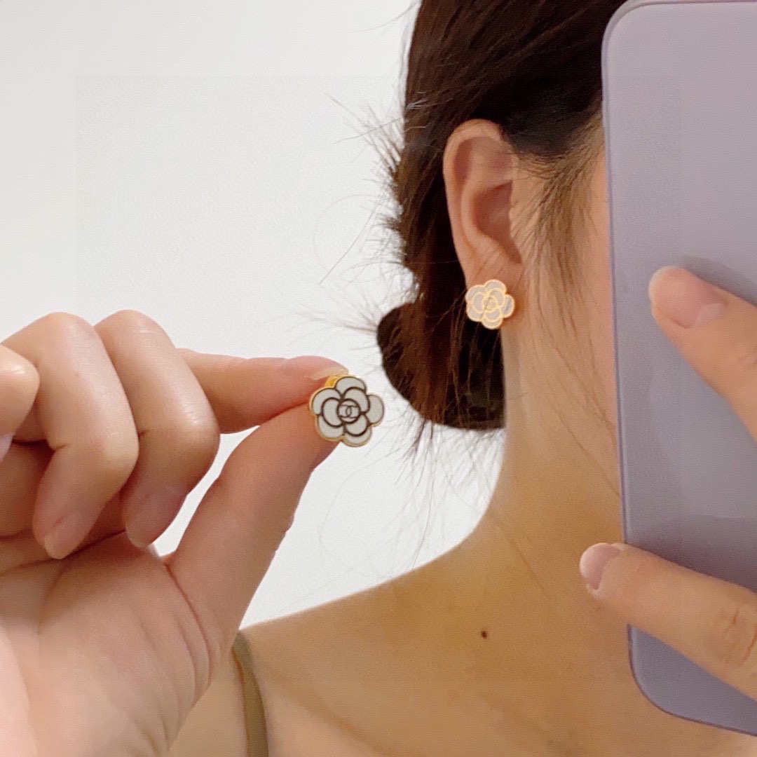 NO:108538,Chanel Black and White Camellia Double C Stud Earrings This casual match is very beautiful and versatile. It is a fashionable item. It is very stylish. It is very elegant and elegant. The fragrant earrings are really exquisite and ladylike. Really 9.25 silver needles, jewelry quality, chanel, chanel19860909Chanel 香奈儿黑白色山茶花双C耳钉 这款随意搭配都是非常好看百搭时尚单品 日常款 很修饰脸型 很上档次的 很优雅气质 香香的耳钉实在是太精致了、淑女大气 真的9.25银针,饰品精品,chanel,chanel,Jewelry