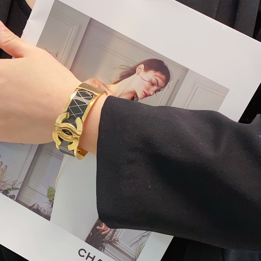NO:113796,The new Chanel Chanel wide version diamond bracelet super heavy industry bling bling bling, the color matching is very good and high-end, the goddess temperament is high-end, the fine steel material is not allergic to fade, one to one exquisite craft, the classic charm, the cost-effectiveness is a must-have choice, the jewelry quality, chanel, chanel, bracelet19860909新款香奈儿Chanel宽版菱格手镯超重工bling bling,颜色搭配得非常好高级感 女神气质高端 精钢材质不过敏不褪色.一比一精美工艺,经典至极的魅物,性价比高 必备必入之选,饰品精品,chanel,chanel,bracelet,Jewelry