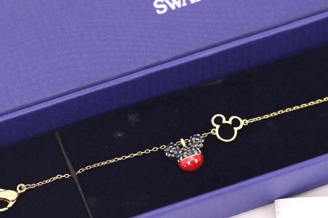  swarovski 趣致金色米奇老鼠 手链

这款可爱精美的手链，镶有两枚抢眼夺目的米奇老鼠装饰，一枚