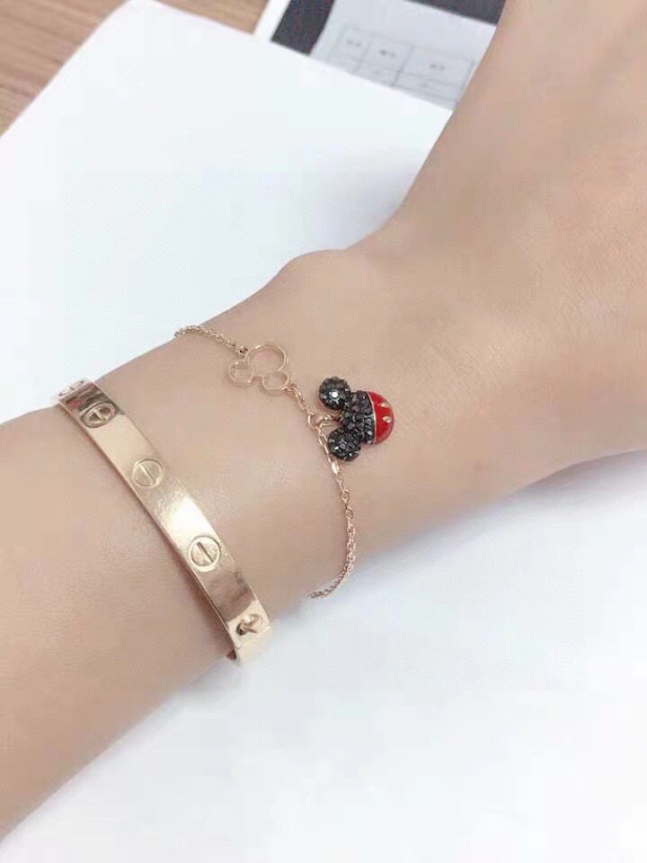  swarovski 趣致金色米奇老鼠 手链

这款可爱精美的手链，镶有两枚抢眼夺目的米奇老鼠装饰，一枚