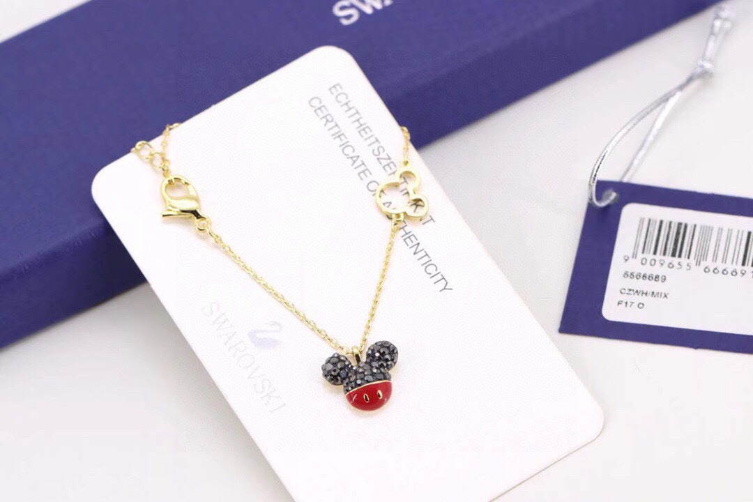  swarovski 趣致金色米奇老鼠 手链

这款可爱精美的手链，镶有两枚抢眼夺目的米奇老鼠装饰，一枚