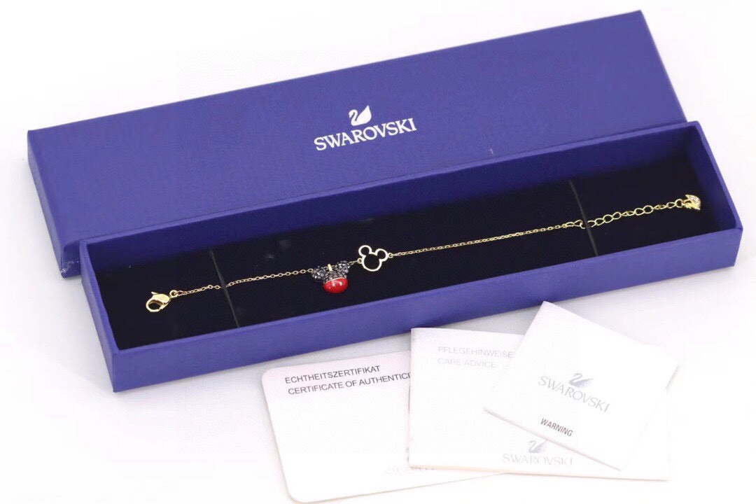  swarovski 趣致金色米奇老鼠 手链

这款可爱精美的手链，镶有两枚抢眼夺目的米奇老鼠装饰，一枚