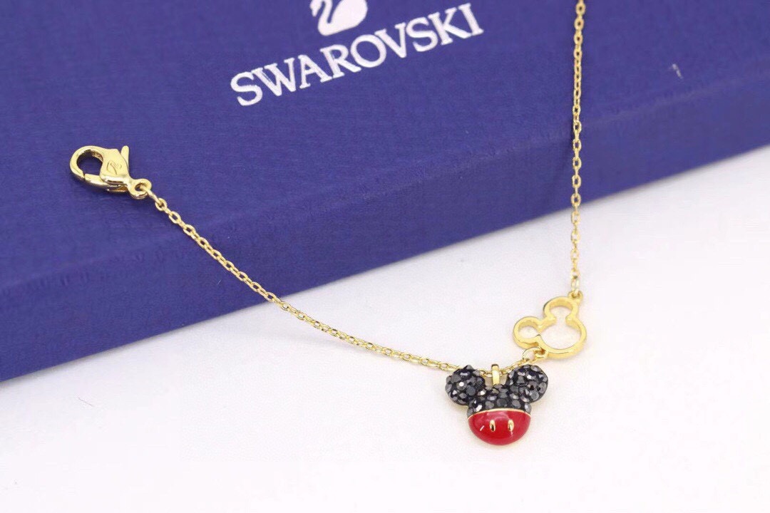  swarovski 趣致金色米奇老鼠 手链

这款可爱精美的手链，镶有两枚抢眼夺目的米奇老鼠装饰，一枚
