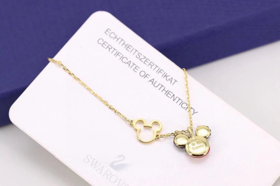  swarovski 趣致金色米奇老鼠 手链

这款可爱精美的手链，镶有两枚抢眼夺目的米奇老鼠装饰，一枚