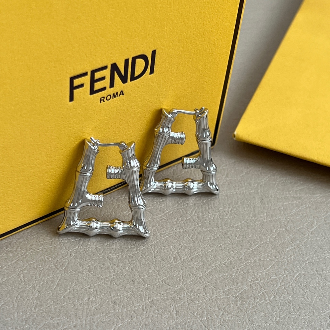 FENDI芬迪耳环高端定制爆款新款简单大方耳钉华丽登场很难见到如此熟悉素雅的耳环非常适合日常搭配宝宝们这