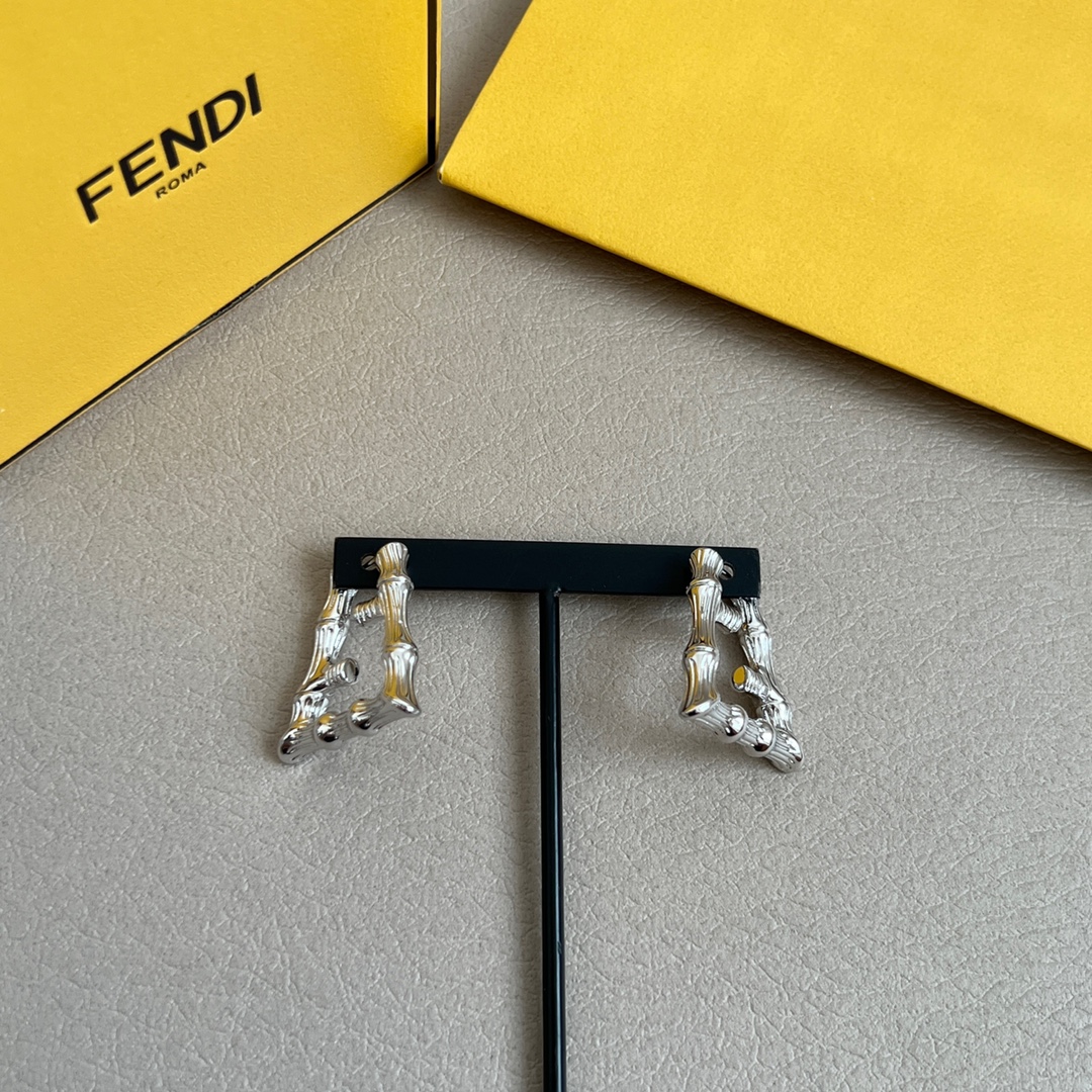 FENDI芬迪耳环高端定制爆款新款简单大方耳钉华丽登场很难见到如此熟悉素雅的耳环非常适合日常搭配宝宝们这