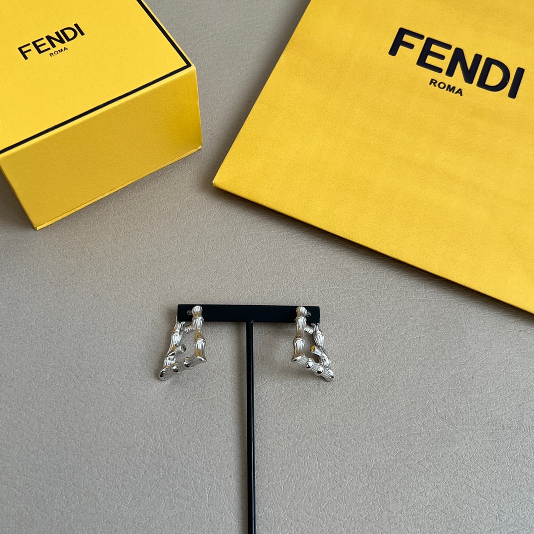 FENDI芬迪耳环高端定制爆款新款简单大方耳钉华丽登场很难见到如此熟悉素雅的耳环非常适合日常搭配宝宝们这