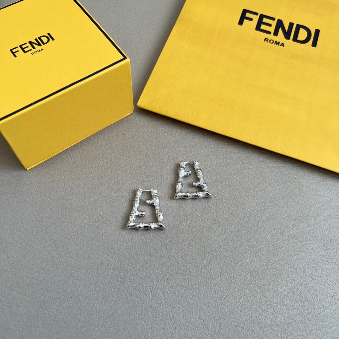 FENDI芬迪耳环高端定制爆款新款简单大方耳钉华丽登场很难见到如此熟悉素雅的耳环非常适合日常搭配宝宝们这