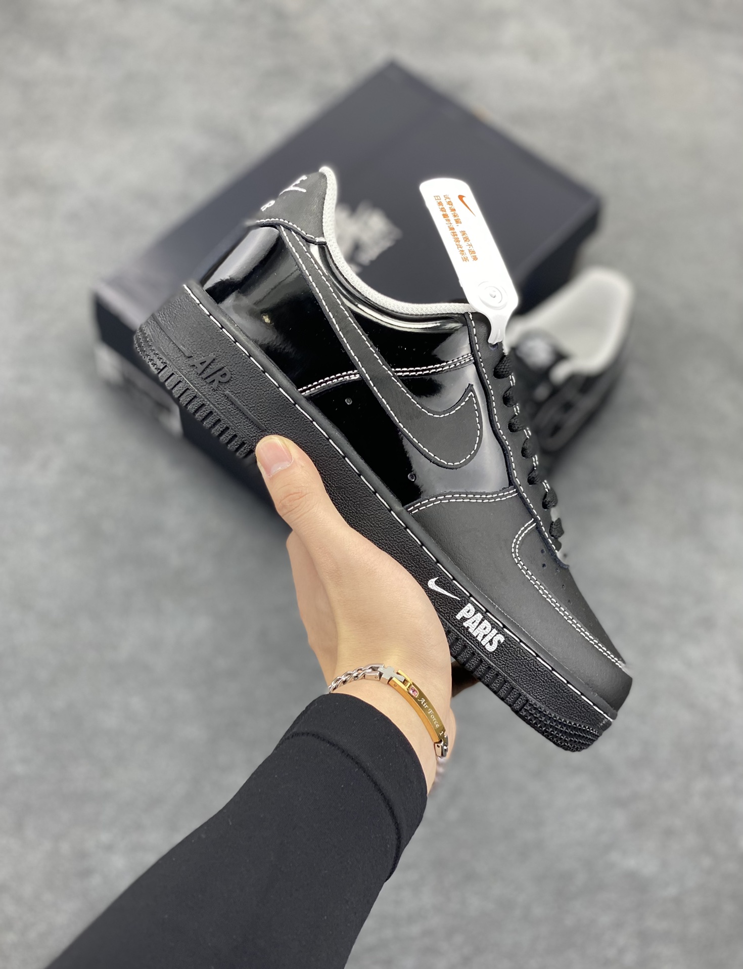 NK Air Force 1 空军一号 PARIS联名黑巴黎 原楦头原纸板 打造纯正空军版型#专注外贸渠道 全掌内置蜂窝气垫 #原盒配件 原厂中底钢印、拉帮完美 货号：HF4084-001 尺码：36 36.5 37.5 38 38.5 39 40 40.5 41 42 42.5 43 44 44.5 45-选品中心