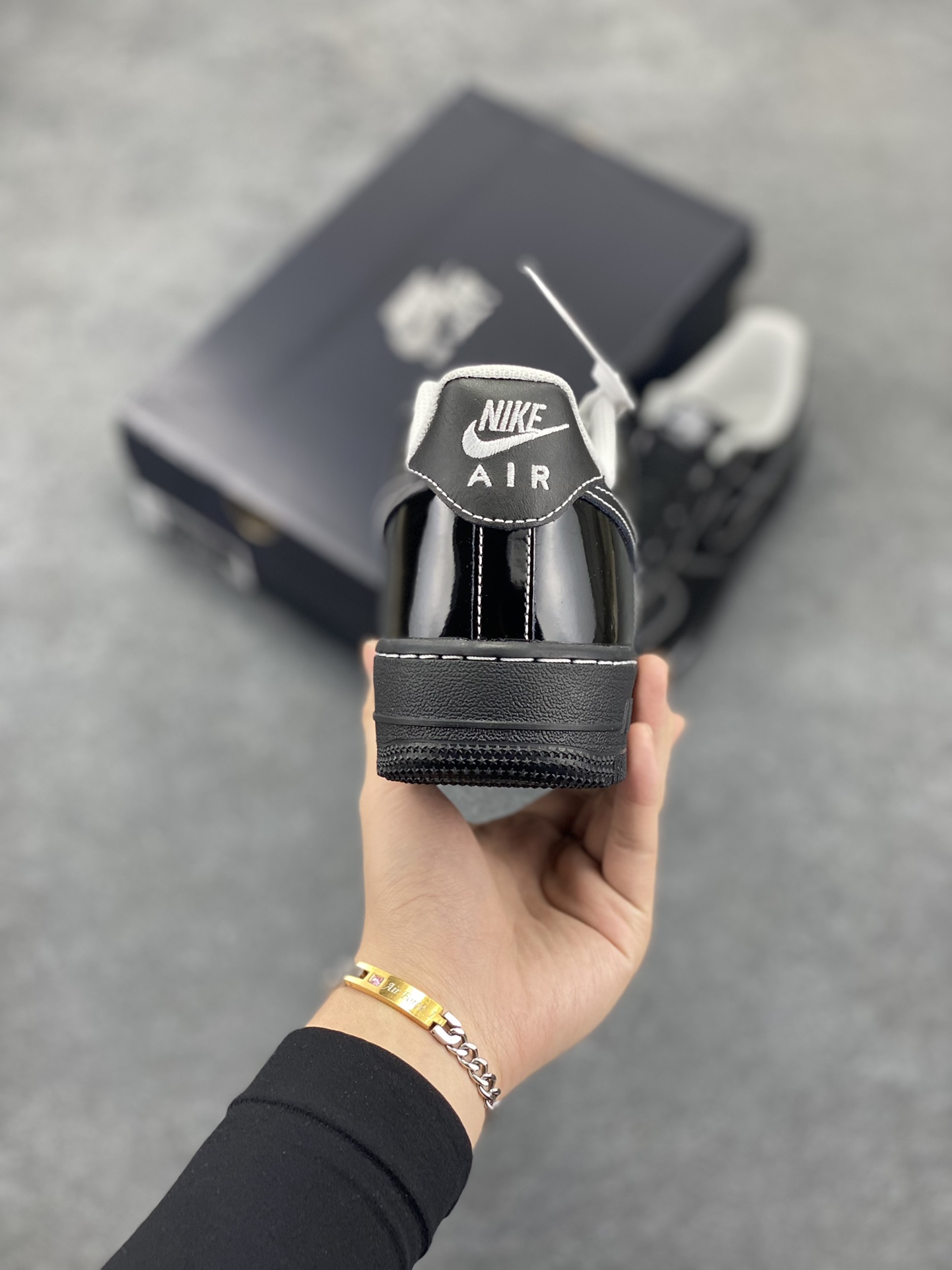 图片[4]-NK Air Force 1 空军一号 PARIS联名黑巴黎 原楦头原纸板 打造纯正空军版型#专注外贸渠道 全掌内置蜂窝气垫 #原盒配件 原厂中底钢印、拉帮完美 货号：HF4084-001 尺码：36 36.5 37.5 38 38.5 39 40 40.5 41 42 42.5 43 44 44.5 45-选品中心