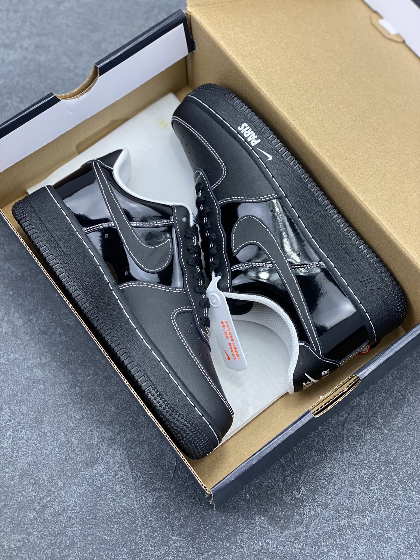 图片[9]-NK Air Force 1 空军一号 PARIS联名黑巴黎 原楦头原纸板 打造纯正空军版型#专注外贸渠道 全掌内置蜂窝气垫 #原盒配件 原厂中底钢印、拉帮完美 货号：HF4084-001 尺码：36 36.5 37.5 38 38.5 39 40 40.5 41 42 42.5 43 44 44.5 45-选品中心