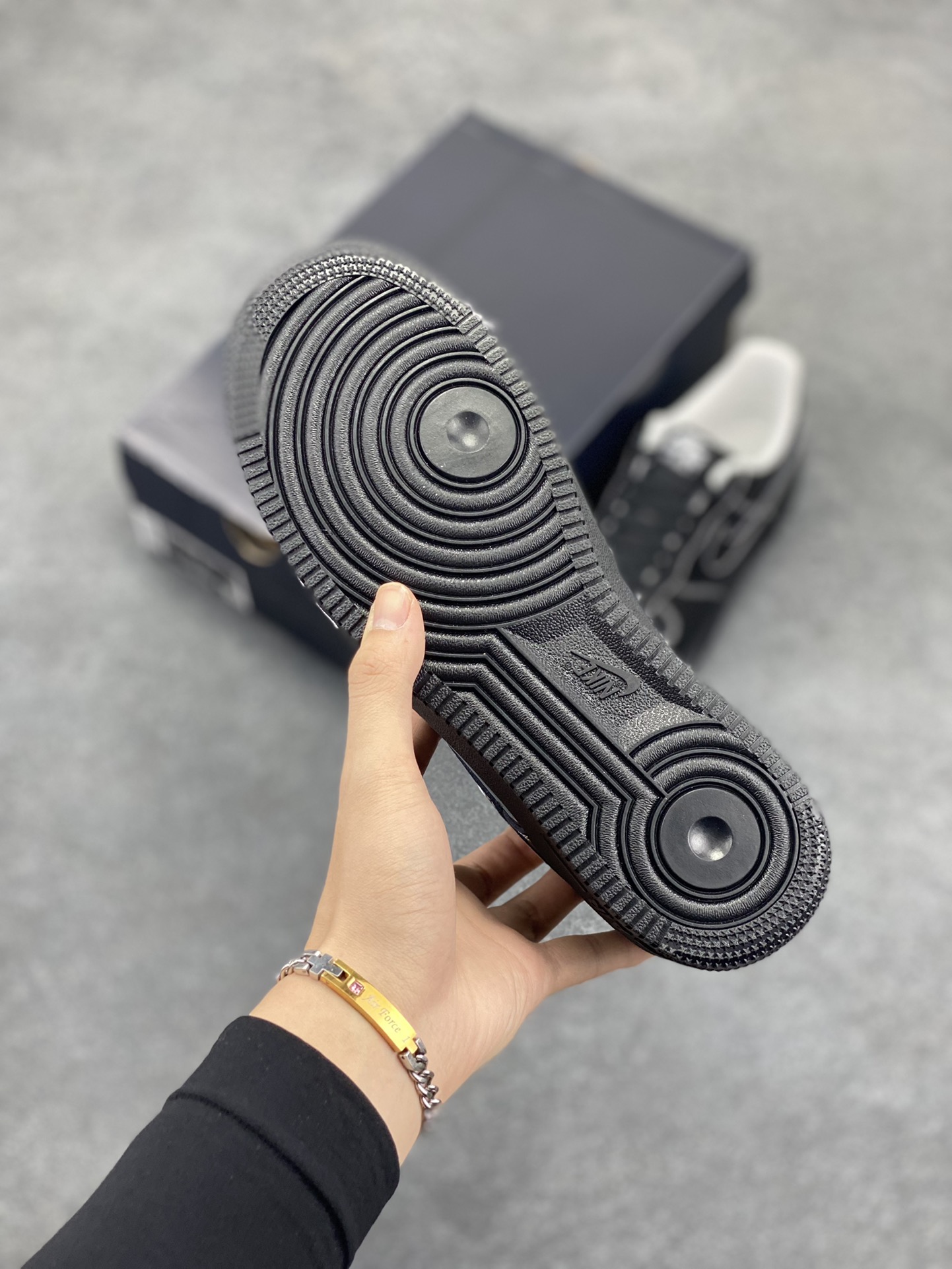 图片[5]-NK Air Force 1 空军一号 PARIS联名黑巴黎 原楦头原纸板 打造纯正空军版型#专注外贸渠道 全掌内置蜂窝气垫 #原盒配件 原厂中底钢印、拉帮完美 货号：HF4084-001 尺码：36 36.5 37.5 38 38.5 39 40 40.5 41 42 42.5 43 44 44.5 45-选品中心