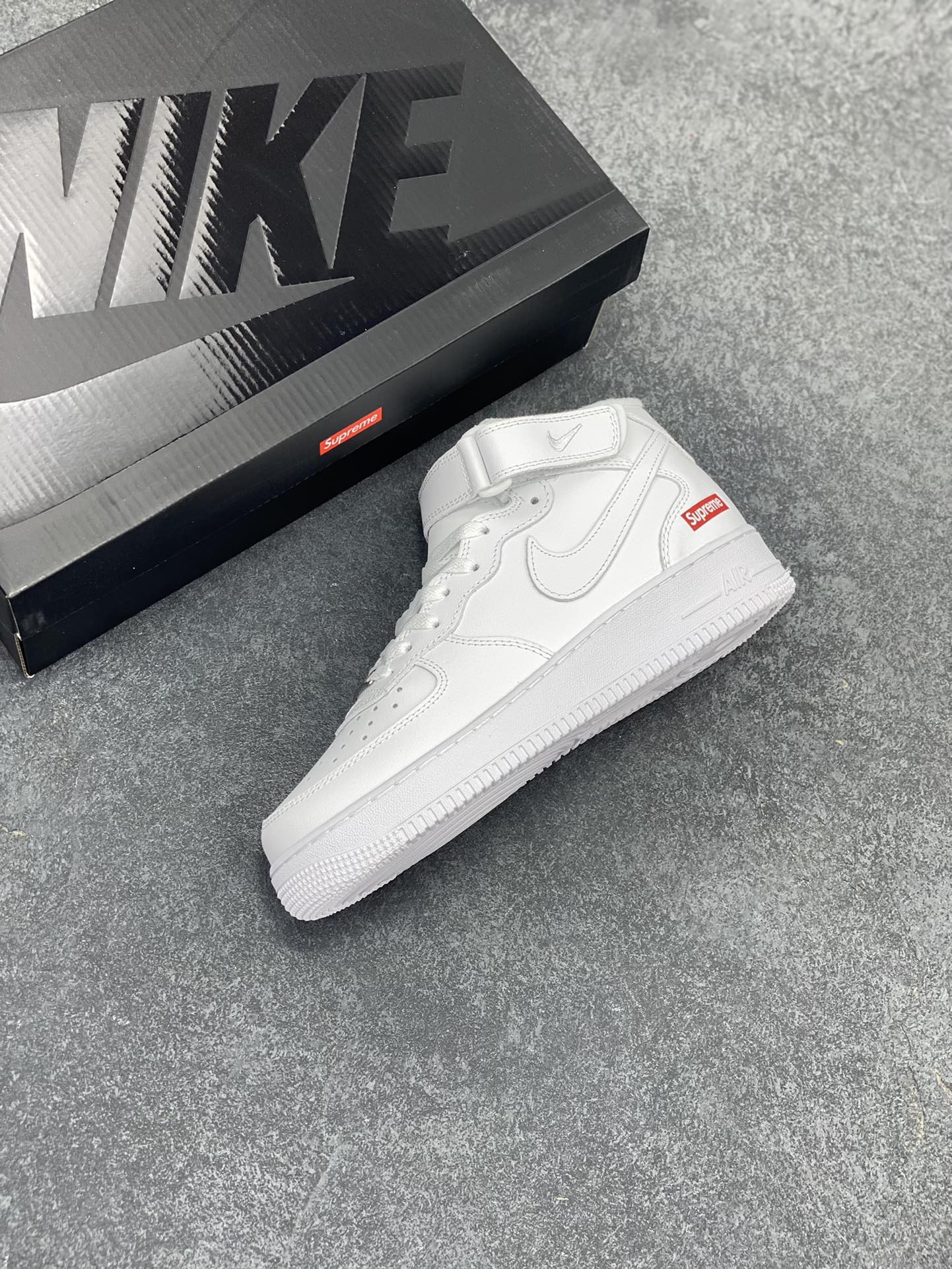 图片[7]-Air Force 1 Nike Low SUPERME联名 原楦头原纸板 打造纯正空军版型 专注外贸渠道 全掌内置蜂窝气垫 #原盒配件 原厂中底钢印、拉帮完美 货号：FZ8784-100 尺码：36 36.5 37.5 38 38.5 39 40 40.5 41 42 42.5 43 44 44.5 45-选品中心
