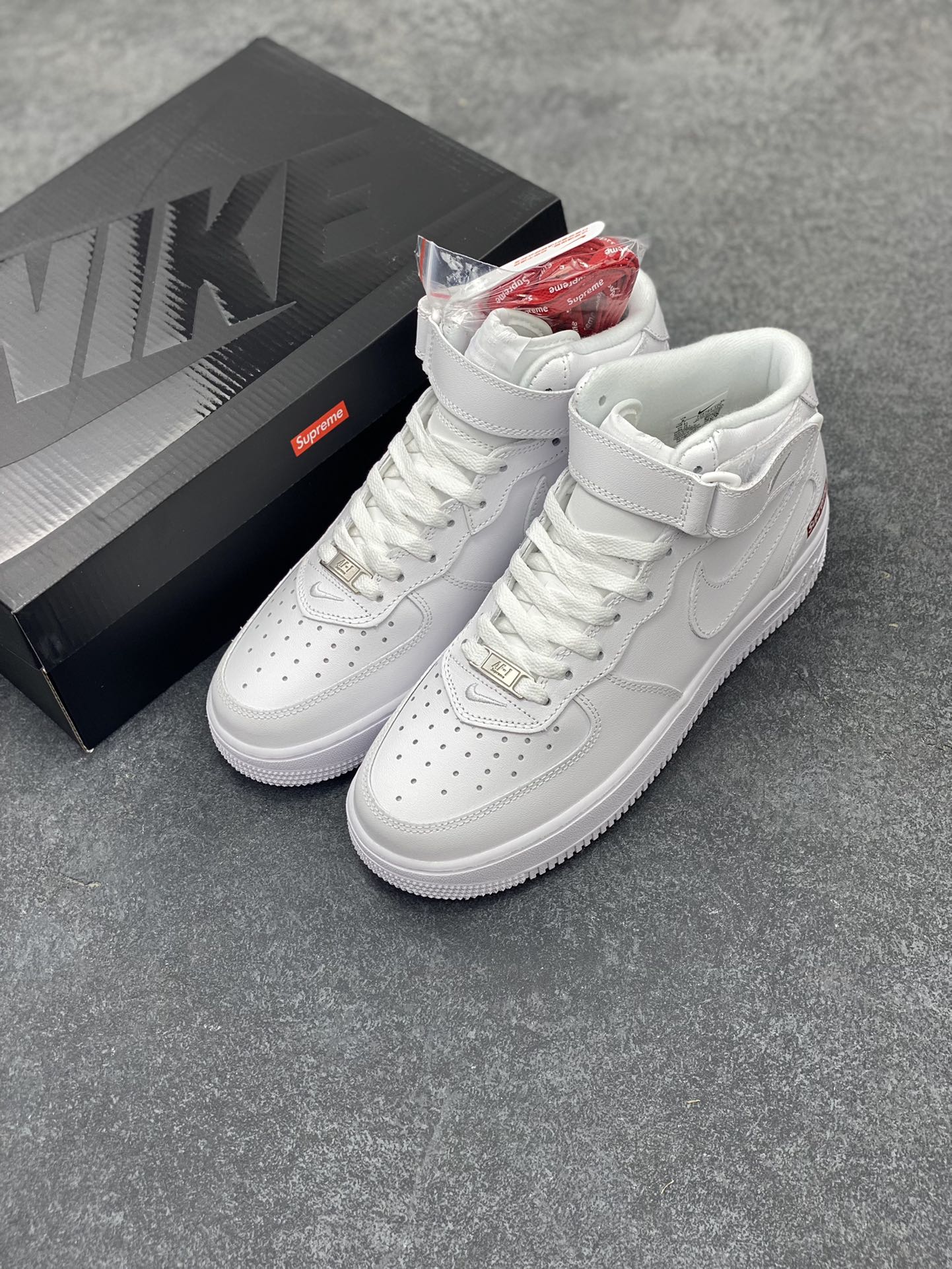 图片[8]-Air Force 1 Nike Low SUPERME联名 原楦头原纸板 打造纯正空军版型 专注外贸渠道 全掌内置蜂窝气垫 #原盒配件 原厂中底钢印、拉帮完美 货号：FZ8784-100 尺码：36 36.5 37.5 38 38.5 39 40 40.5 41 42 42.5 43 44 44.5 45-选品中心