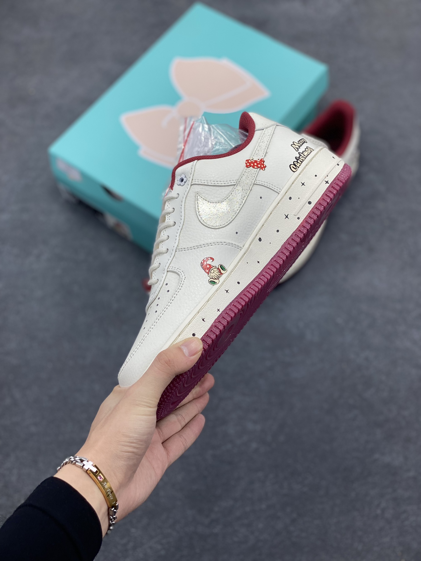 图片[3]-圣诞节限定🎄“圣诞奶奶”🎄Nike Air Force 1 “Grandma Christmas”空军一号定制低帮板鞋 在遥远的拉普兰地区，有一座被皑皑白雪覆盖的宁静小镇。这里是圣诞老人的故乡，也是圣诞奶奶默默施展温暖魔法的地方。圣诞奶奶，她就像小镇上永不熄灭的炉火，用爱与关怀，为每一个角落带来温馨与喜悦 货号：FZ5068-616  尺码：36 36.5 37.5 38 38.5 39 40 40.5 41 42 42.5 43 44 44.5 45-选品中心