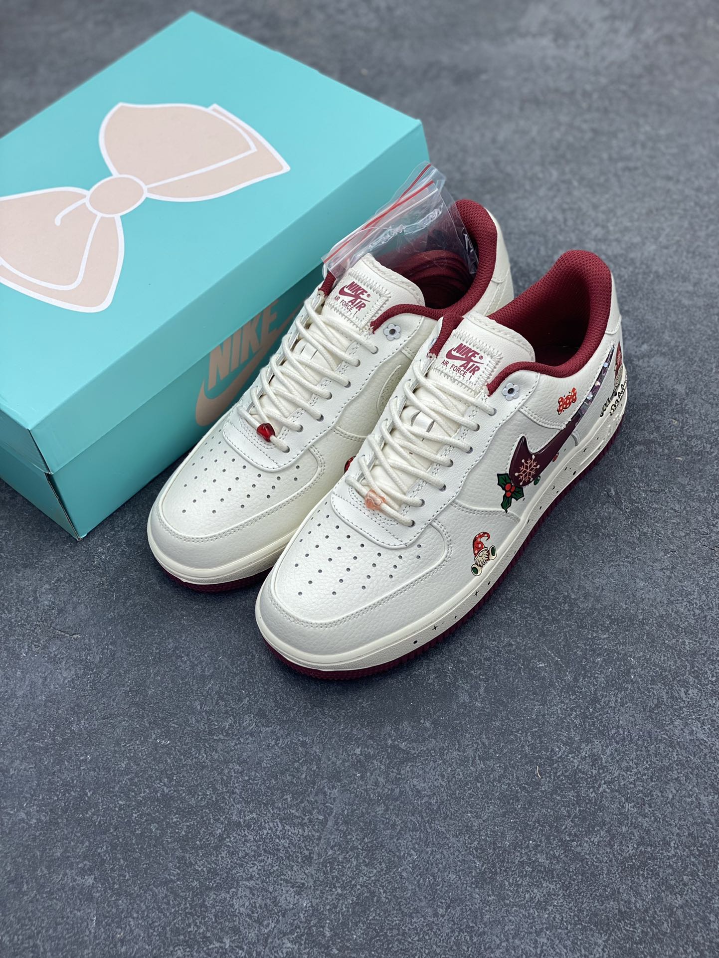 图片[8]-圣诞节限定🎄“圣诞奶奶”🎄Nike Air Force 1 “Grandma Christmas”空军一号定制低帮板鞋 在遥远的拉普兰地区，有一座被皑皑白雪覆盖的宁静小镇。这里是圣诞老人的故乡，也是圣诞奶奶默默施展温暖魔法的地方。圣诞奶奶，她就像小镇上永不熄灭的炉火，用爱与关怀，为每一个角落带来温馨与喜悦 货号：FZ5068-616  尺码：36 36.5 37.5 38 38.5 39 40 40.5 41 42 42.5 43 44 44.5 45-选品中心