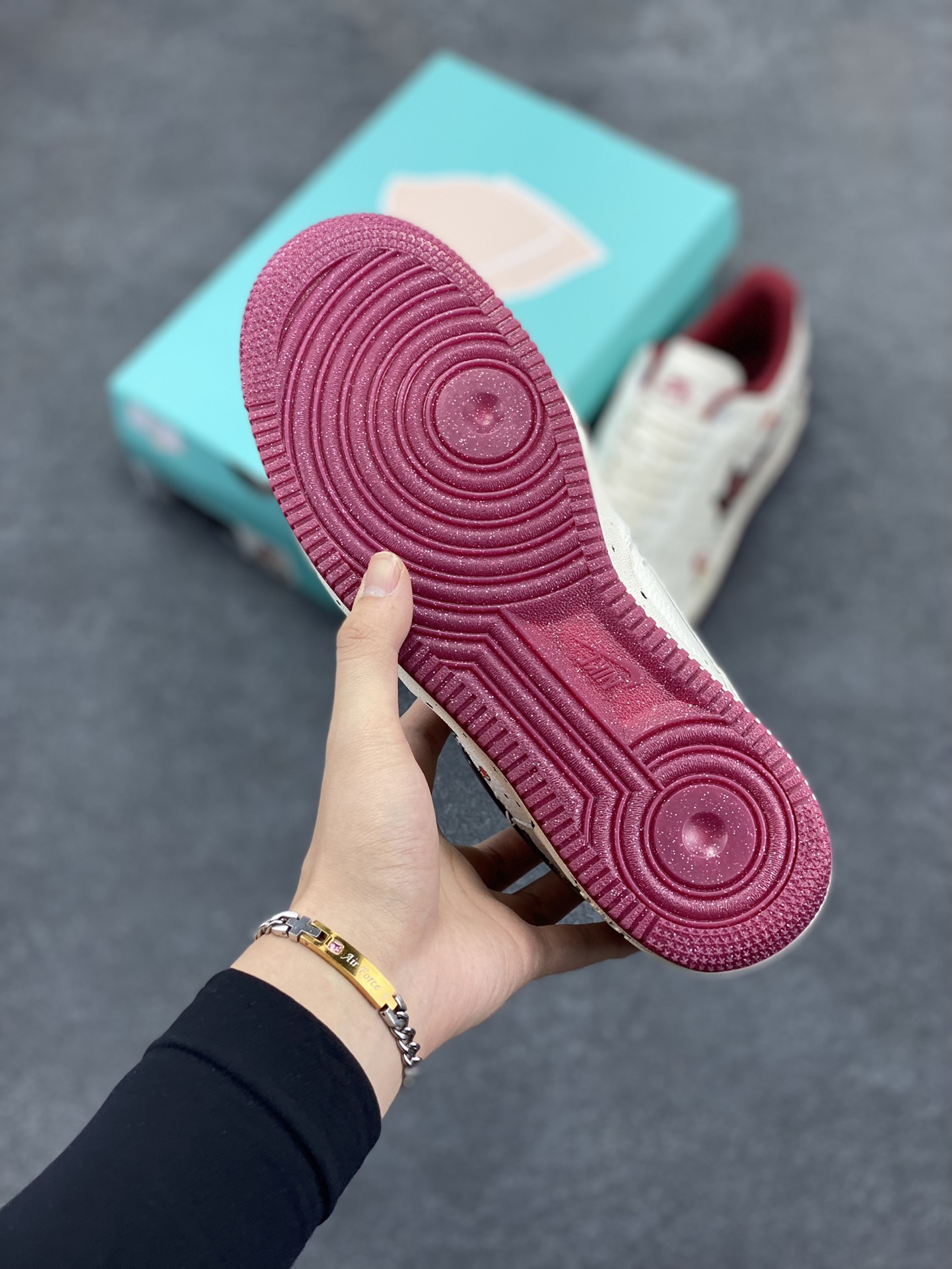 图片[5]-圣诞节限定🎄“圣诞奶奶”🎄Nike Air Force 1 “Grandma Christmas”空军一号定制低帮板鞋 在遥远的拉普兰地区，有一座被皑皑白雪覆盖的宁静小镇。这里是圣诞老人的故乡，也是圣诞奶奶默默施展温暖魔法的地方。圣诞奶奶，她就像小镇上永不熄灭的炉火，用爱与关怀，为每一个角落带来温馨与喜悦 货号：FZ5068-616  尺码：36 36.5 37.5 38 38.5 39 40 40.5 41 42 42.5 43 44 44.5 45-选品中心