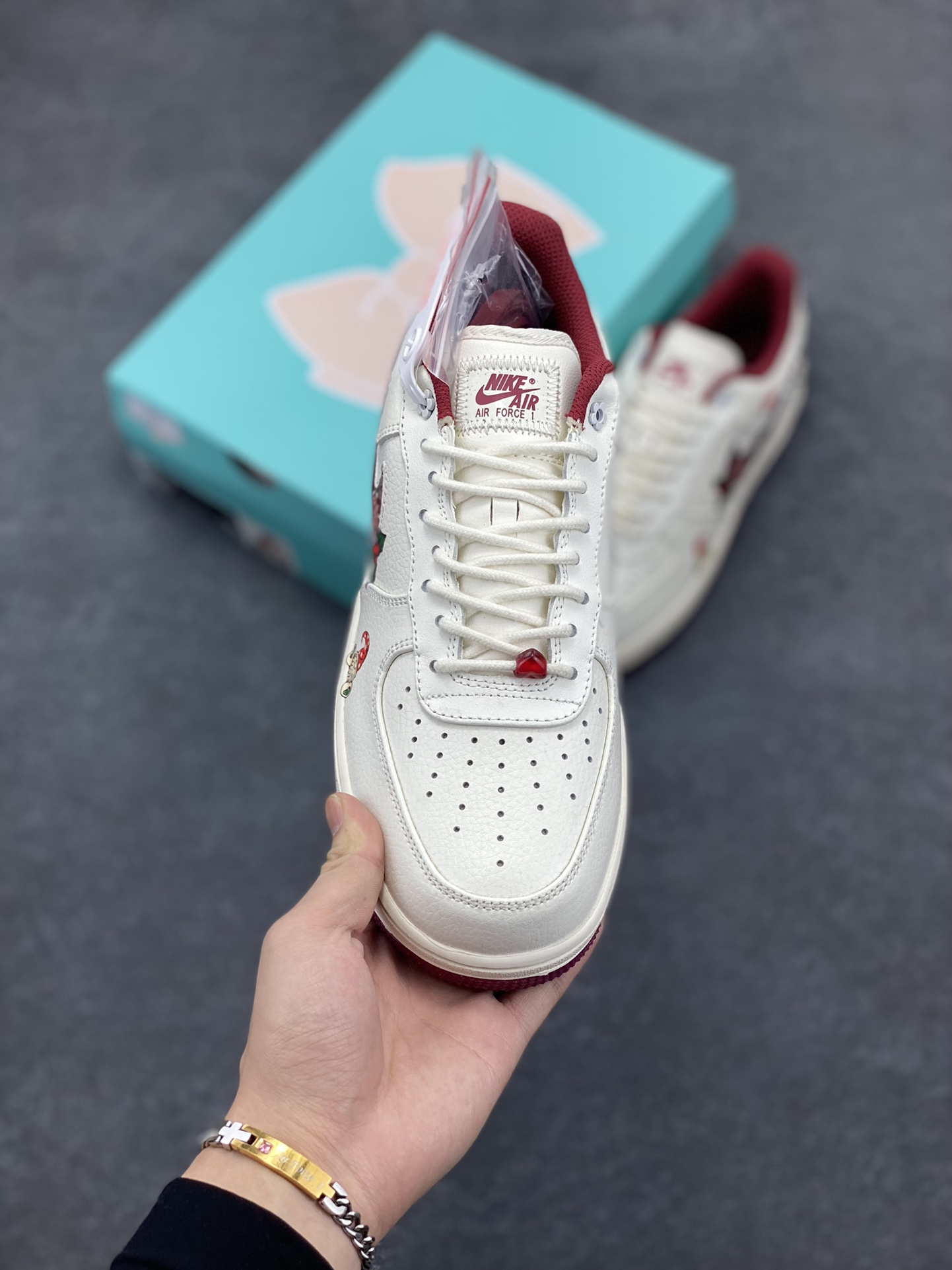 图片[2]-圣诞节限定🎄“圣诞奶奶”🎄Nike Air Force 1 “Grandma Christmas”空军一号定制低帮板鞋 在遥远的拉普兰地区，有一座被皑皑白雪覆盖的宁静小镇。这里是圣诞老人的故乡，也是圣诞奶奶默默施展温暖魔法的地方。圣诞奶奶，她就像小镇上永不熄灭的炉火，用爱与关怀，为每一个角落带来温馨与喜悦 货号：FZ5068-616  尺码：36 36.5 37.5 38 38.5 39 40 40.5 41 42 42.5 43 44 44.5 45-选品中心