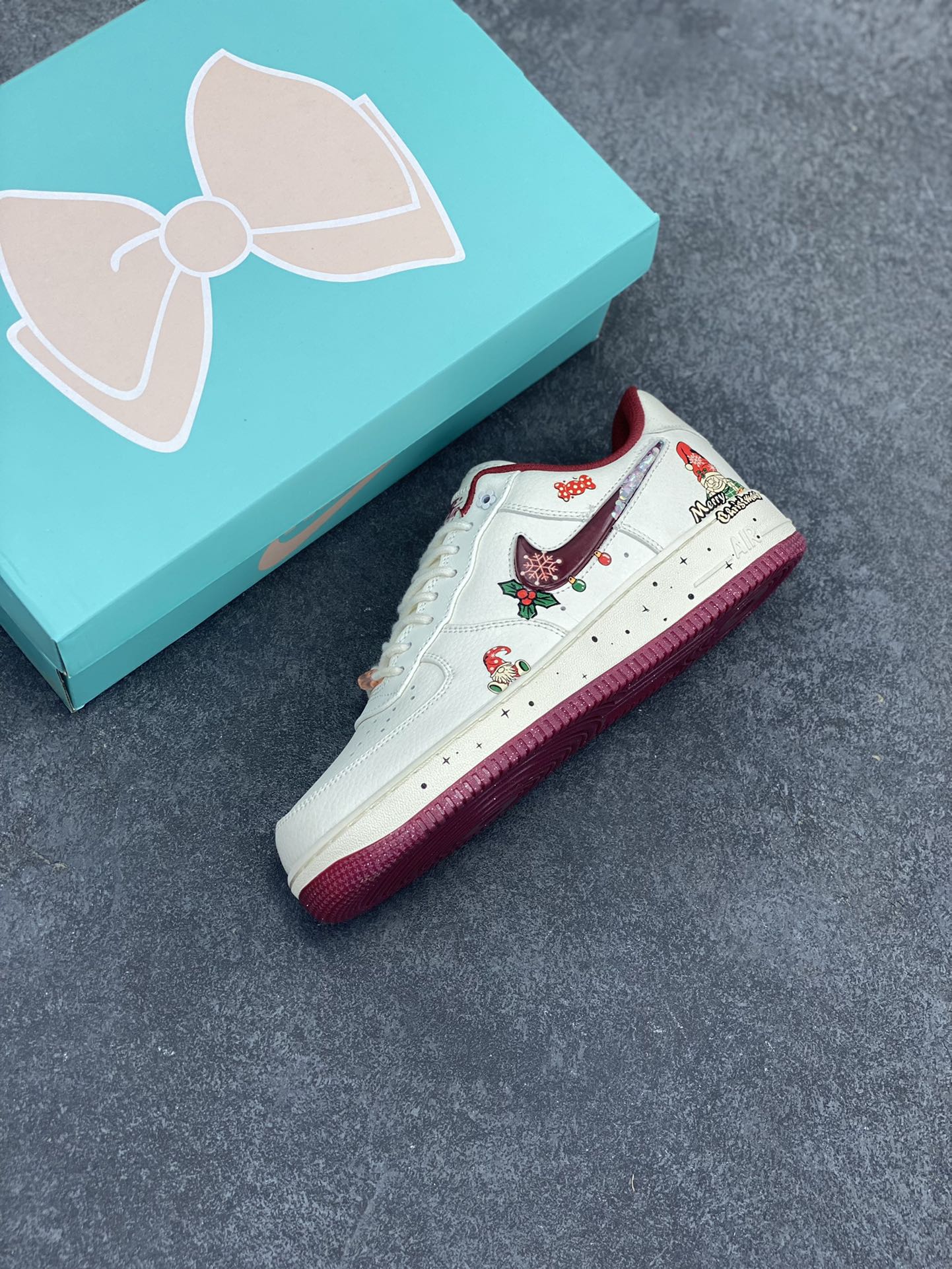 图片[7]-圣诞节限定🎄“圣诞奶奶”🎄Nike Air Force 1 “Grandma Christmas”空军一号定制低帮板鞋 在遥远的拉普兰地区，有一座被皑皑白雪覆盖的宁静小镇。这里是圣诞老人的故乡，也是圣诞奶奶默默施展温暖魔法的地方。圣诞奶奶，她就像小镇上永不熄灭的炉火，用爱与关怀，为每一个角落带来温馨与喜悦 货号：FZ5068-616  尺码：36 36.5 37.5 38 38.5 39 40 40.5 41 42 42.5 43 44 44.5 45-选品中心
