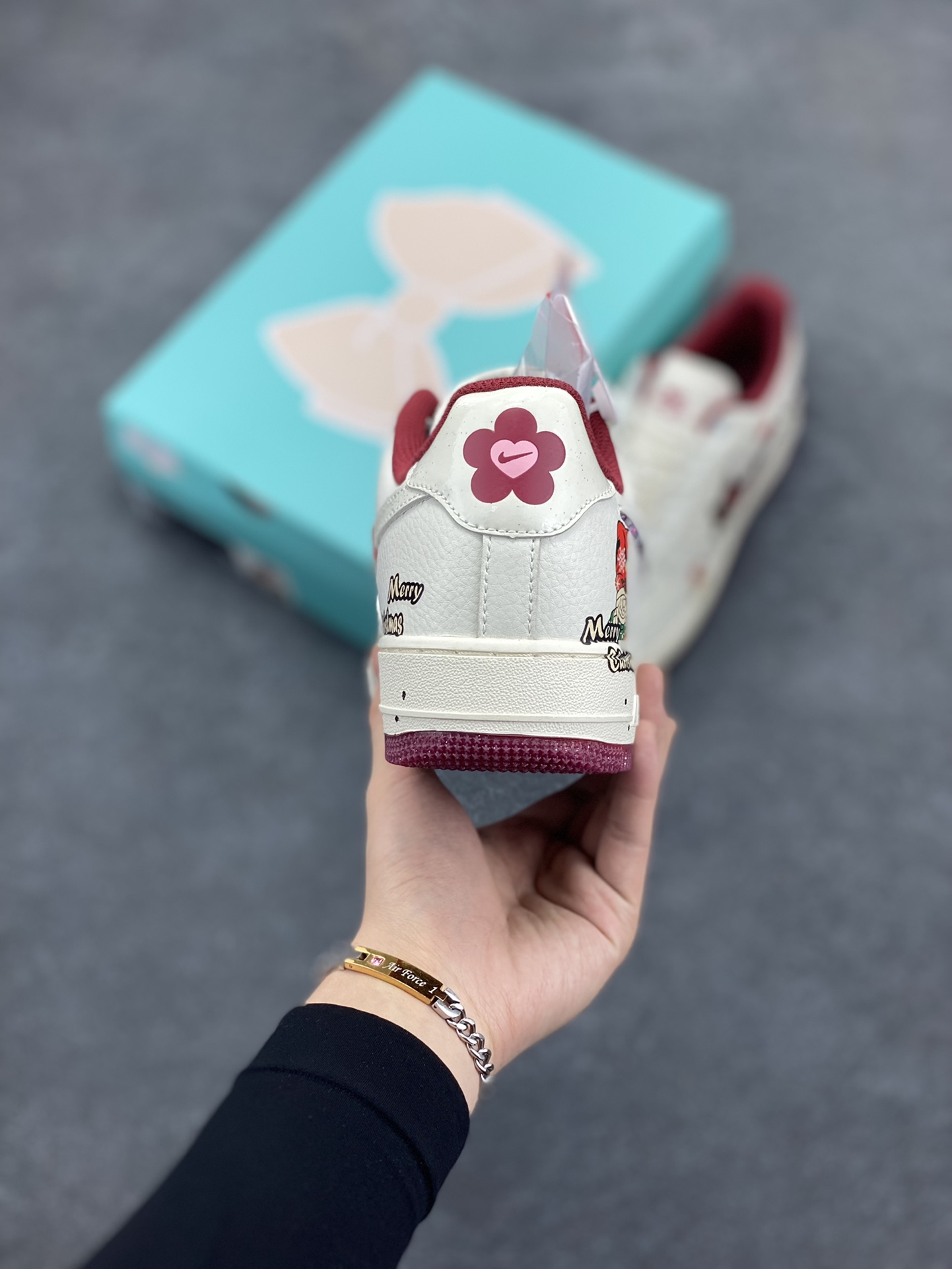 图片[4]-圣诞节限定🎄“圣诞奶奶”🎄Nike Air Force 1 “Grandma Christmas”空军一号定制低帮板鞋 在遥远的拉普兰地区，有一座被皑皑白雪覆盖的宁静小镇。这里是圣诞老人的故乡，也是圣诞奶奶默默施展温暖魔法的地方。圣诞奶奶，她就像小镇上永不熄灭的炉火，用爱与关怀，为每一个角落带来温馨与喜悦 货号：FZ5068-616  尺码：36 36.5 37.5 38 38.5 39 40 40.5 41 42 42.5 43 44 44.5 45-选品中心