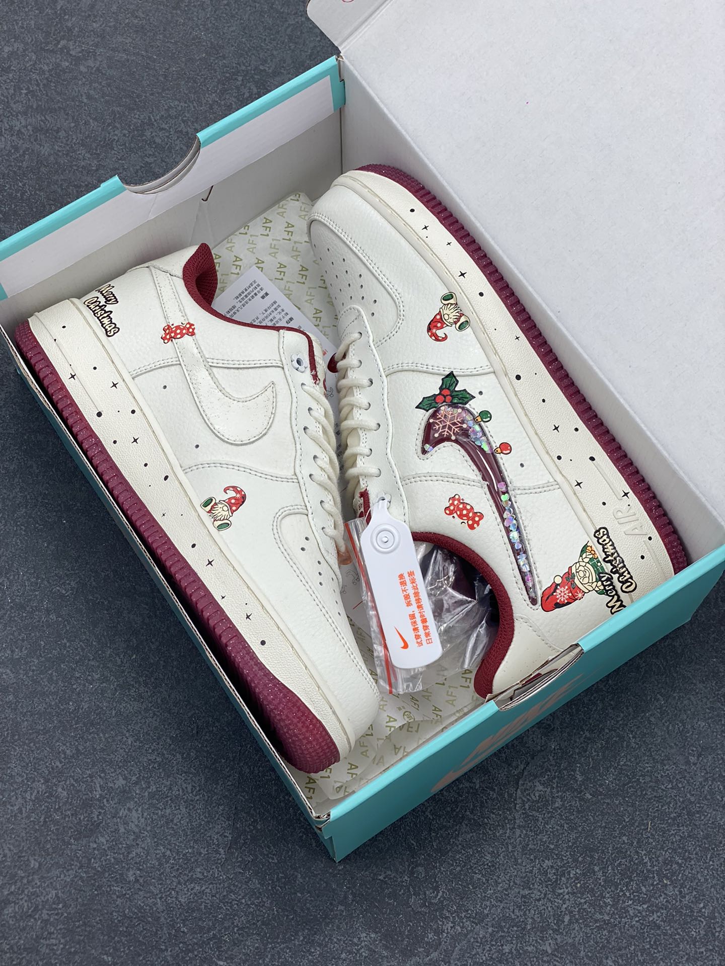 图片[9]-圣诞节限定🎄“圣诞奶奶”🎄Nike Air Force 1 “Grandma Christmas”空军一号定制低帮板鞋 在遥远的拉普兰地区，有一座被皑皑白雪覆盖的宁静小镇。这里是圣诞老人的故乡，也是圣诞奶奶默默施展温暖魔法的地方。圣诞奶奶，她就像小镇上永不熄灭的炉火，用爱与关怀，为每一个角落带来温馨与喜悦 货号：FZ5068-616  尺码：36 36.5 37.5 38 38.5 39 40 40.5 41 42 42.5 43 44 44.5 45-选品中心