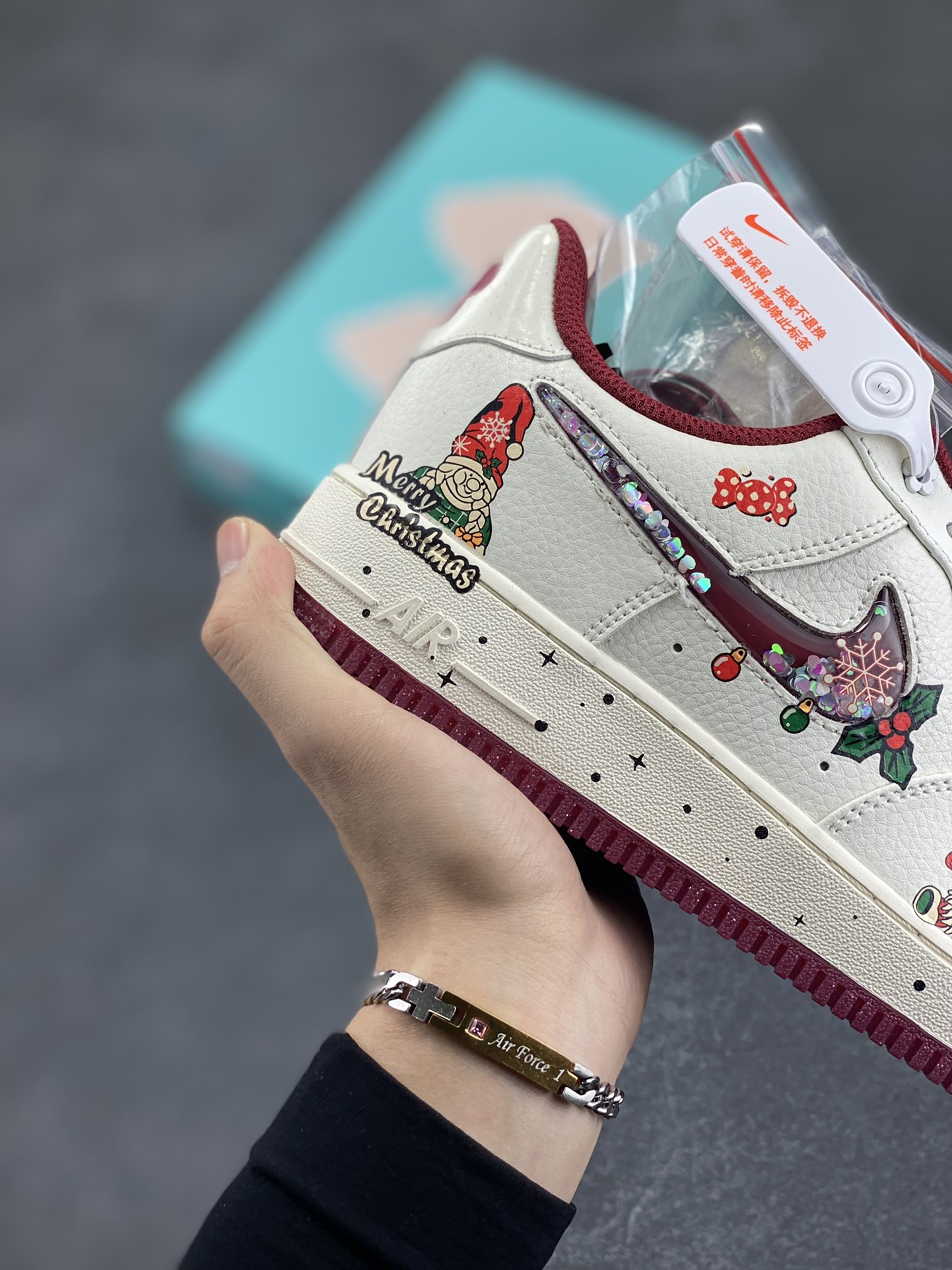 图片[6]-圣诞节限定🎄“圣诞奶奶”🎄Nike Air Force 1 “Grandma Christmas”空军一号定制低帮板鞋 在遥远的拉普兰地区，有一座被皑皑白雪覆盖的宁静小镇。这里是圣诞老人的故乡，也是圣诞奶奶默默施展温暖魔法的地方。圣诞奶奶，她就像小镇上永不熄灭的炉火，用爱与关怀，为每一个角落带来温馨与喜悦 货号：FZ5068-616  尺码：36 36.5 37.5 38 38.5 39 40 40.5 41 42 42.5 43 44 44.5 45-选品中心