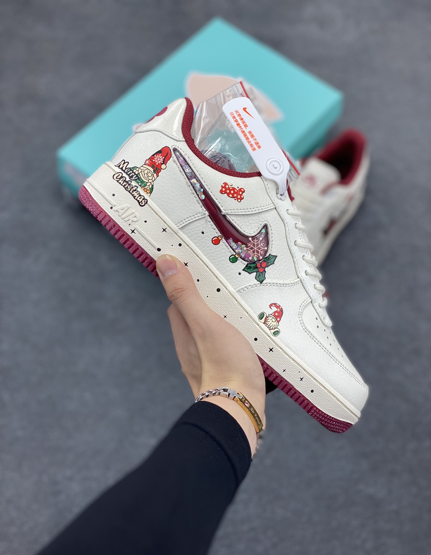 圣诞节限定🎄“圣诞奶奶”🎄Nike Air Force 1 “Grandma Christmas”空军一号定制低帮板鞋 在遥远的拉普兰地区，有一座被皑皑白雪覆盖的宁静小镇。这里是圣诞老人的故乡，也是圣诞奶奶默默施展温暖魔法的地方。圣诞奶奶，她就像小镇上永不熄灭的炉火，用爱与关怀，为每一个角落带来温馨与喜悦 货号：FZ5068-616  尺码：36 36.5 37.5 38 38.5 39 40 40.5 41 42 42.5 43 44 44.5 45-选品中心