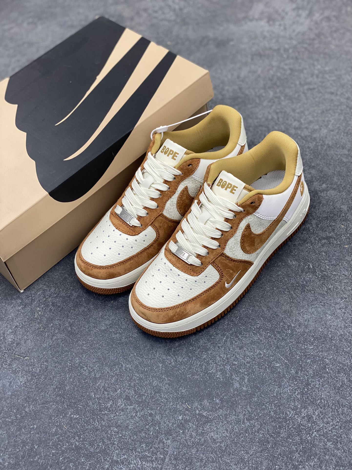 图片[8]-福利特价 NIke Air Force 1 \’07 Low “BAPE联名–米白栗黄猪八”空军一号 中帮 运动鞋 休闲鞋 折边针车 工艺难度大 原楦头原纸板 原装鞋盒 定制五金配件 内置全掌气垫 原厂鞋底 货号：BA8806-847 尺码：36 36.5 37.5 38 38.5 39 40 40.5 41 42 42.5 43 44 44.5 45-选品中心
