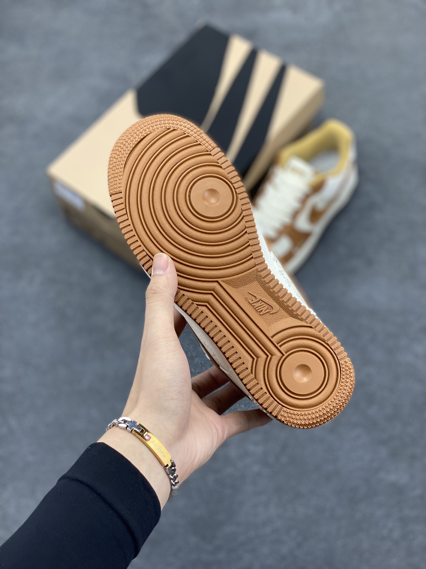 图片[5]-福利特价 NIke Air Force 1 \’07 Low “BAPE联名–米白栗黄猪八”空军一号 中帮 运动鞋 休闲鞋 折边针车 工艺难度大 原楦头原纸板 原装鞋盒 定制五金配件 内置全掌气垫 原厂鞋底 货号：BA8806-847 尺码：36 36.5 37.5 38 38.5 39 40 40.5 41 42 42.5 43 44 44.5 45-选品中心