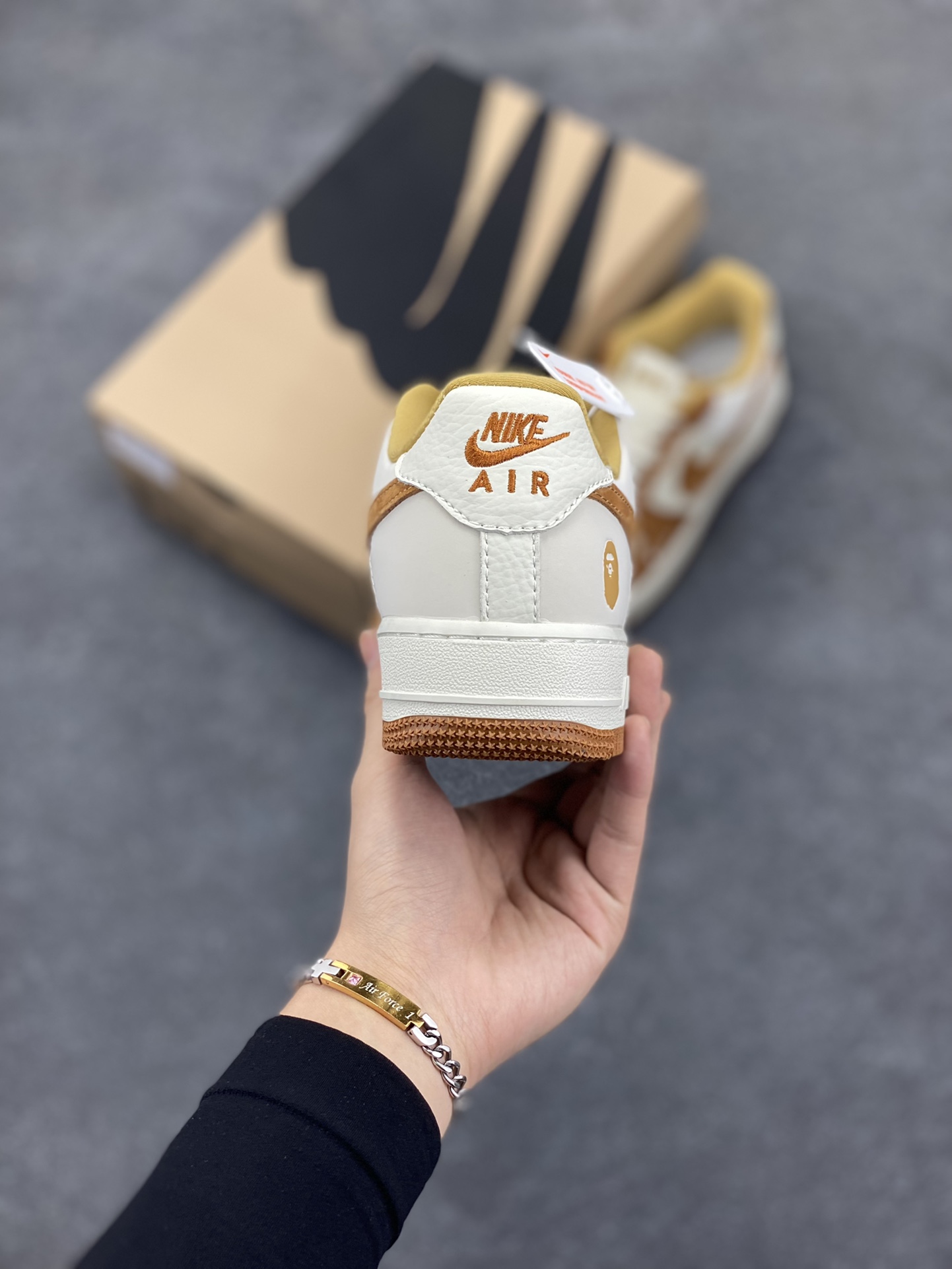 图片[4]-福利特价 NIke Air Force 1 \’07 Low “BAPE联名–米白栗黄猪八”空军一号 中帮 运动鞋 休闲鞋 折边针车 工艺难度大 原楦头原纸板 原装鞋盒 定制五金配件 内置全掌气垫 原厂鞋底 货号：BA8806-847 尺码：36 36.5 37.5 38 38.5 39 40 40.5 41 42 42.5 43 44 44.5 45-选品中心