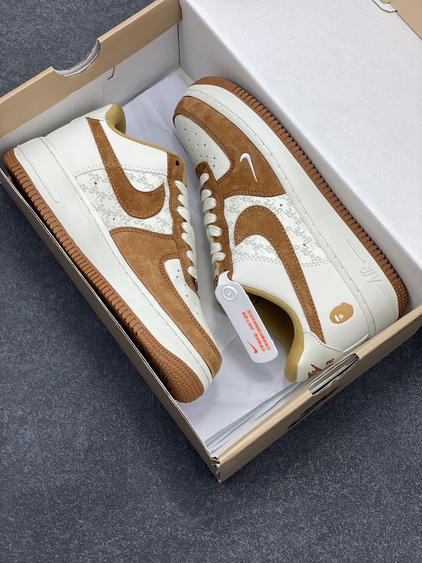 图片[9]-福利特价 NIke Air Force 1 \’07 Low “BAPE联名–米白栗黄猪八”空军一号 中帮 运动鞋 休闲鞋 折边针车 工艺难度大 原楦头原纸板 原装鞋盒 定制五金配件 内置全掌气垫 原厂鞋底 货号：BA8806-847 尺码：36 36.5 37.5 38 38.5 39 40 40.5 41 42 42.5 43 44 44.5 45-选品中心