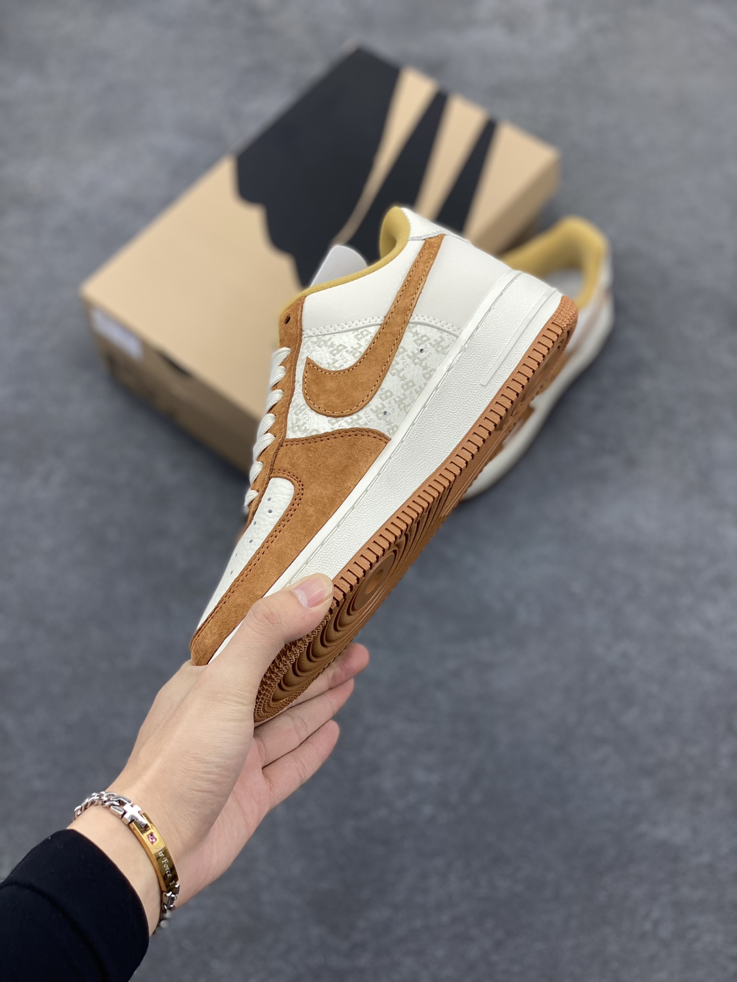 图片[3]-福利特价 NIke Air Force 1 \’07 Low “BAPE联名–米白栗黄猪八”空军一号 中帮 运动鞋 休闲鞋 折边针车 工艺难度大 原楦头原纸板 原装鞋盒 定制五金配件 内置全掌气垫 原厂鞋底 货号：BA8806-847 尺码：36 36.5 37.5 38 38.5 39 40 40.5 41 42 42.5 43 44 44.5 45-选品中心