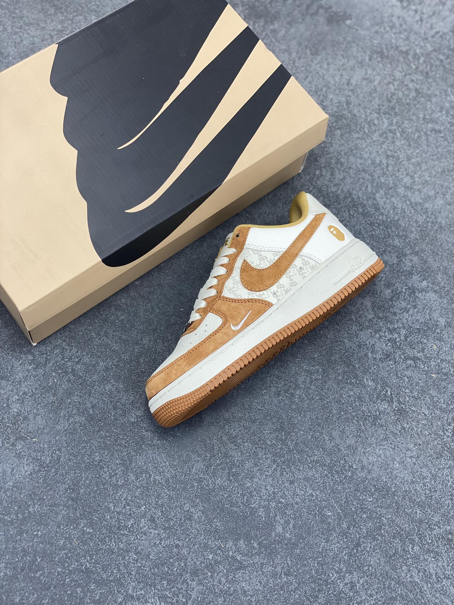 图片[7]-福利特价 NIke Air Force 1 \’07 Low “BAPE联名–米白栗黄猪八”空军一号 中帮 运动鞋 休闲鞋 折边针车 工艺难度大 原楦头原纸板 原装鞋盒 定制五金配件 内置全掌气垫 原厂鞋底 货号：BA8806-847 尺码：36 36.5 37.5 38 38.5 39 40 40.5 41 42 42.5 43 44 44.5 45-选品中心