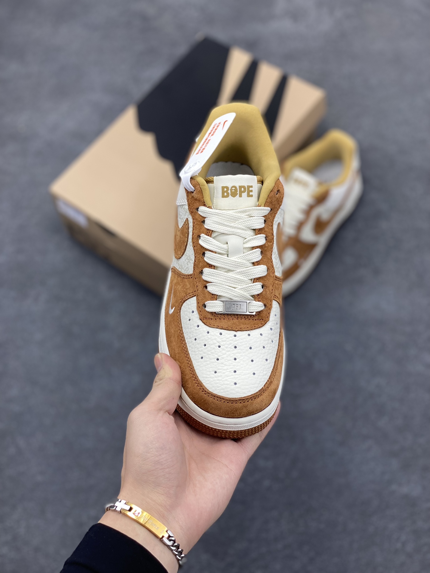 图片[2]-福利特价 NIke Air Force 1 \’07 Low “BAPE联名–米白栗黄猪八”空军一号 中帮 运动鞋 休闲鞋 折边针车 工艺难度大 原楦头原纸板 原装鞋盒 定制五金配件 内置全掌气垫 原厂鞋底 货号：BA8806-847 尺码：36 36.5 37.5 38 38.5 39 40 40.5 41 42 42.5 43 44 44.5 45-选品中心