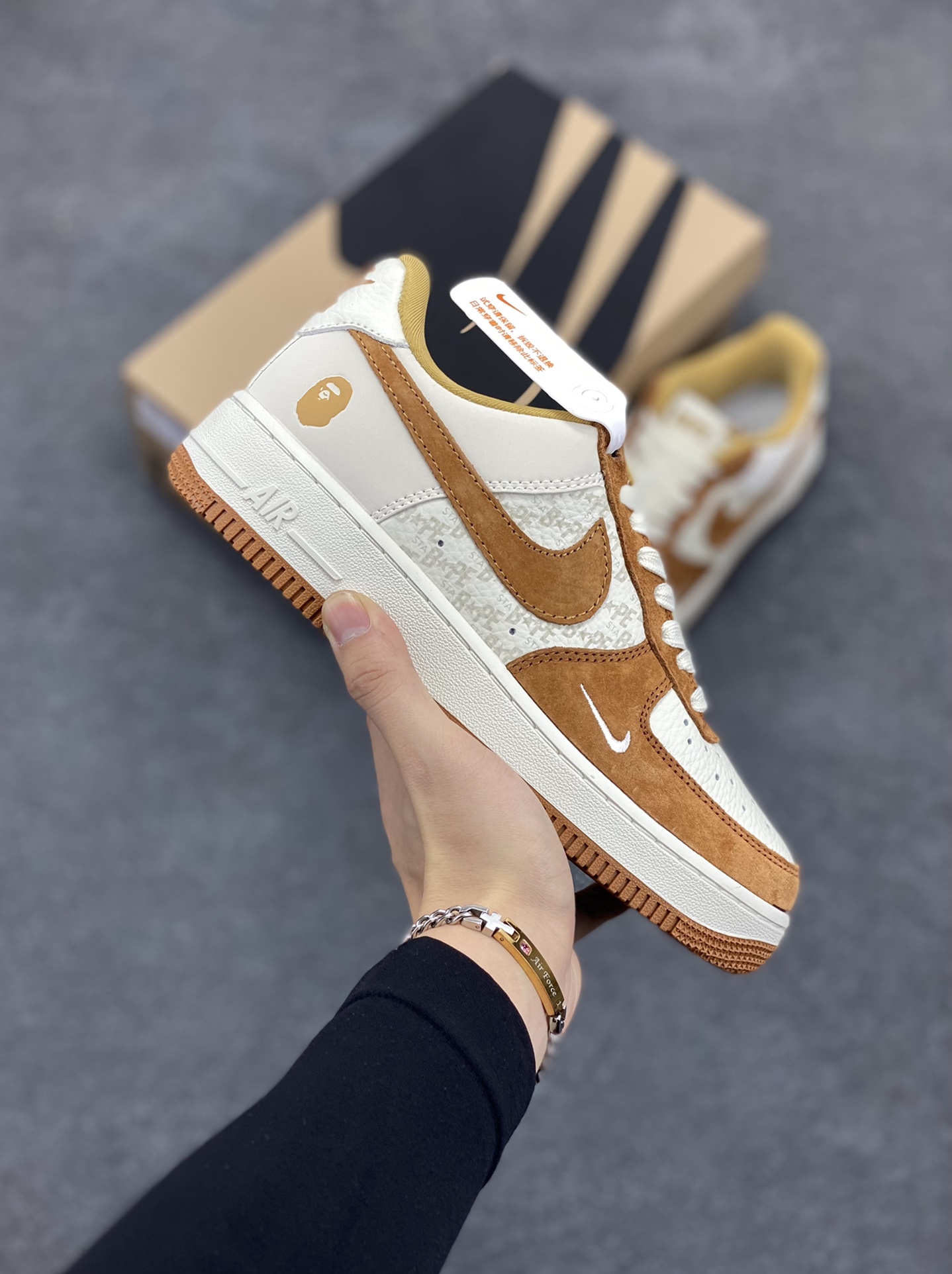 福利特价 NIke Air Force 1 \’07 Low “BAPE联名–米白栗黄猪八”空军一号 中帮 运动鞋 休闲鞋 折边针车 工艺难度大 原楦头原纸板 原装鞋盒 定制五金配件 内置全掌气垫 原厂鞋底 货号:BA8806-847 尺码:36 36.5 37.5 38 38.5 39 40 40.5 41 42 42.5 43 44 44.5 45-选品中心