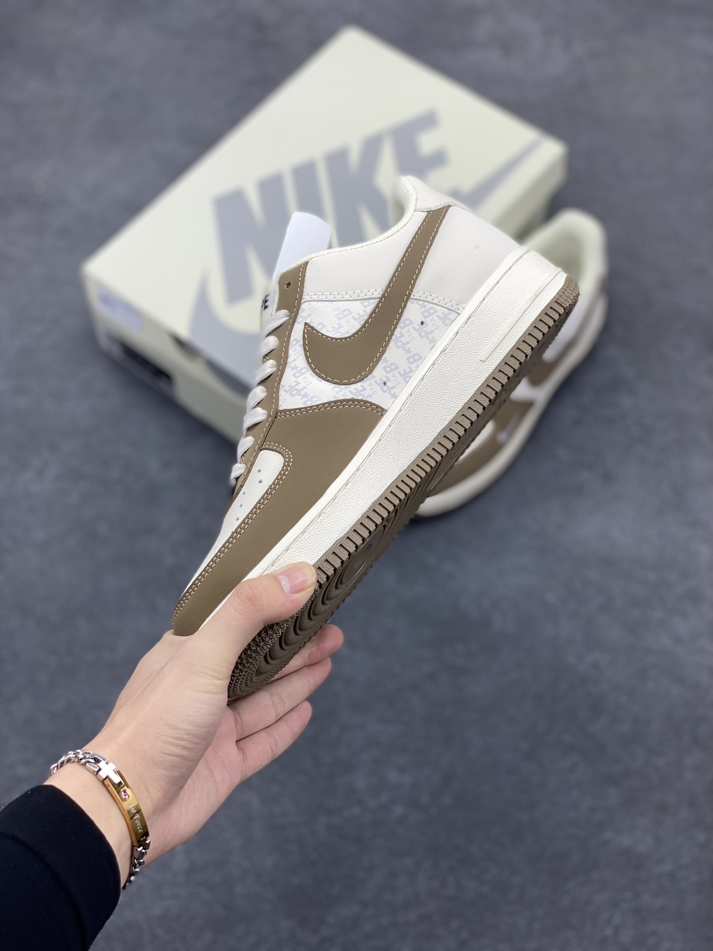 图片[3]-福利特价 NIke Air Force 1 \’07 Low “BAPE联名–淡青猪八”空军一号 中帮 运动鞋 休闲鞋 折边针车 工艺难度大 原楦头原纸板 原装鞋盒 定制五金配件 内置全掌气垫 原厂鞋底 货号：BA8806-225 尺码：36 36.5 37.5 38 38.5 39 40 40.5 41 42 42.5 43 44 44.5 45-选品中心