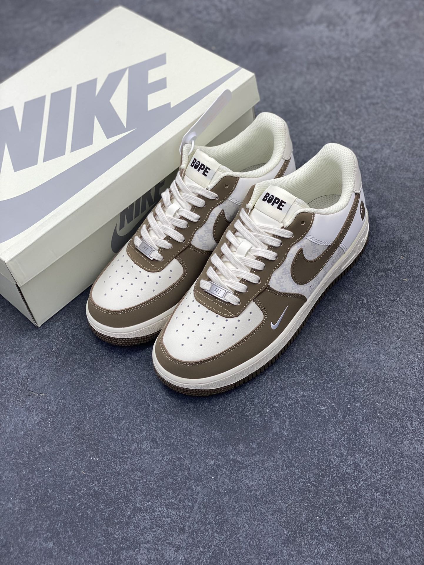 图片[8]-福利特价 NIke Air Force 1 \’07 Low “BAPE联名–淡青猪八”空军一号 中帮 运动鞋 休闲鞋 折边针车 工艺难度大 原楦头原纸板 原装鞋盒 定制五金配件 内置全掌气垫 原厂鞋底 货号：BA8806-225 尺码：36 36.5 37.5 38 38.5 39 40 40.5 41 42 42.5 43 44 44.5 45-选品中心
